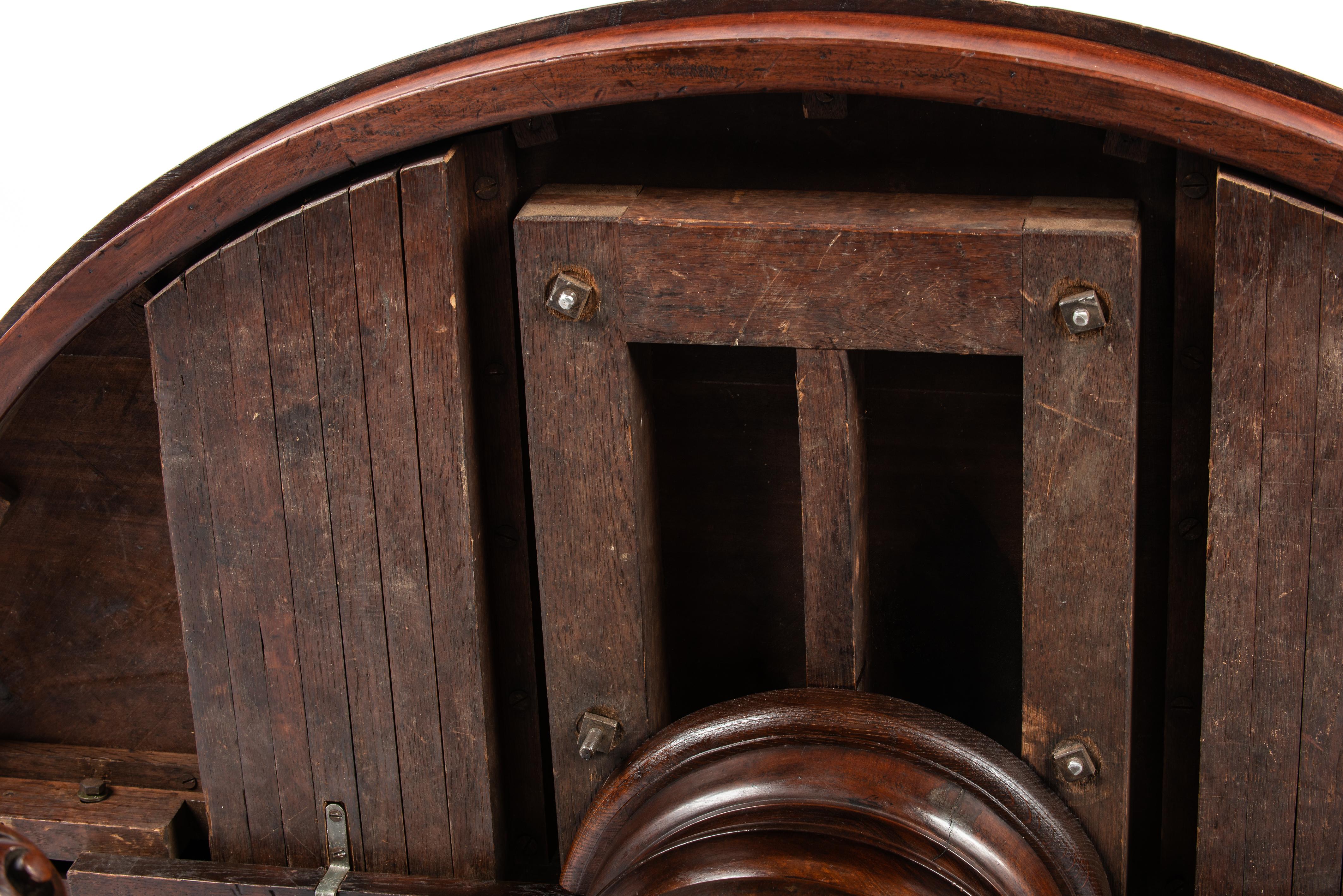 Ancienne table de salle à manger ovale à rallonge en acajou français brun chaud du 19e siècle. en vente 2