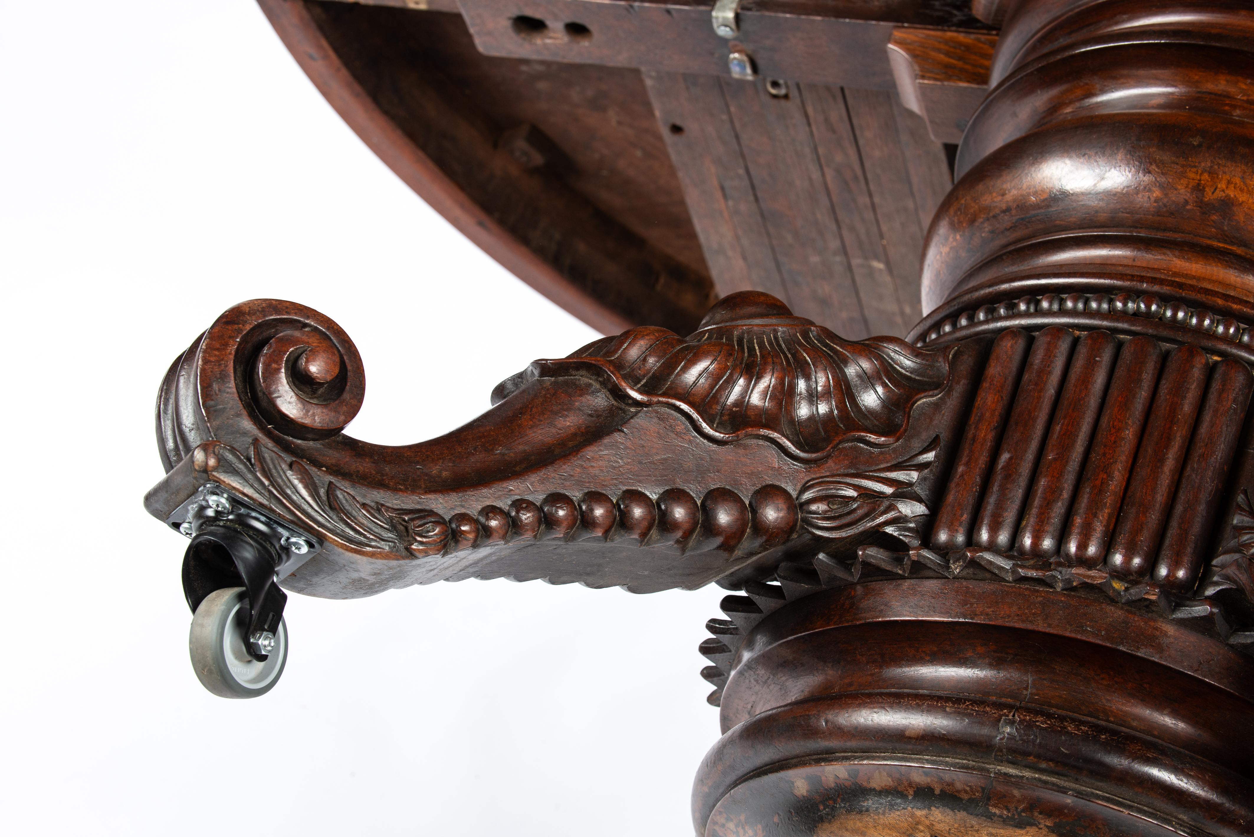Ancienne table de salle à manger ovale à rallonge en acajou français brun chaud du 19e siècle. en vente 3