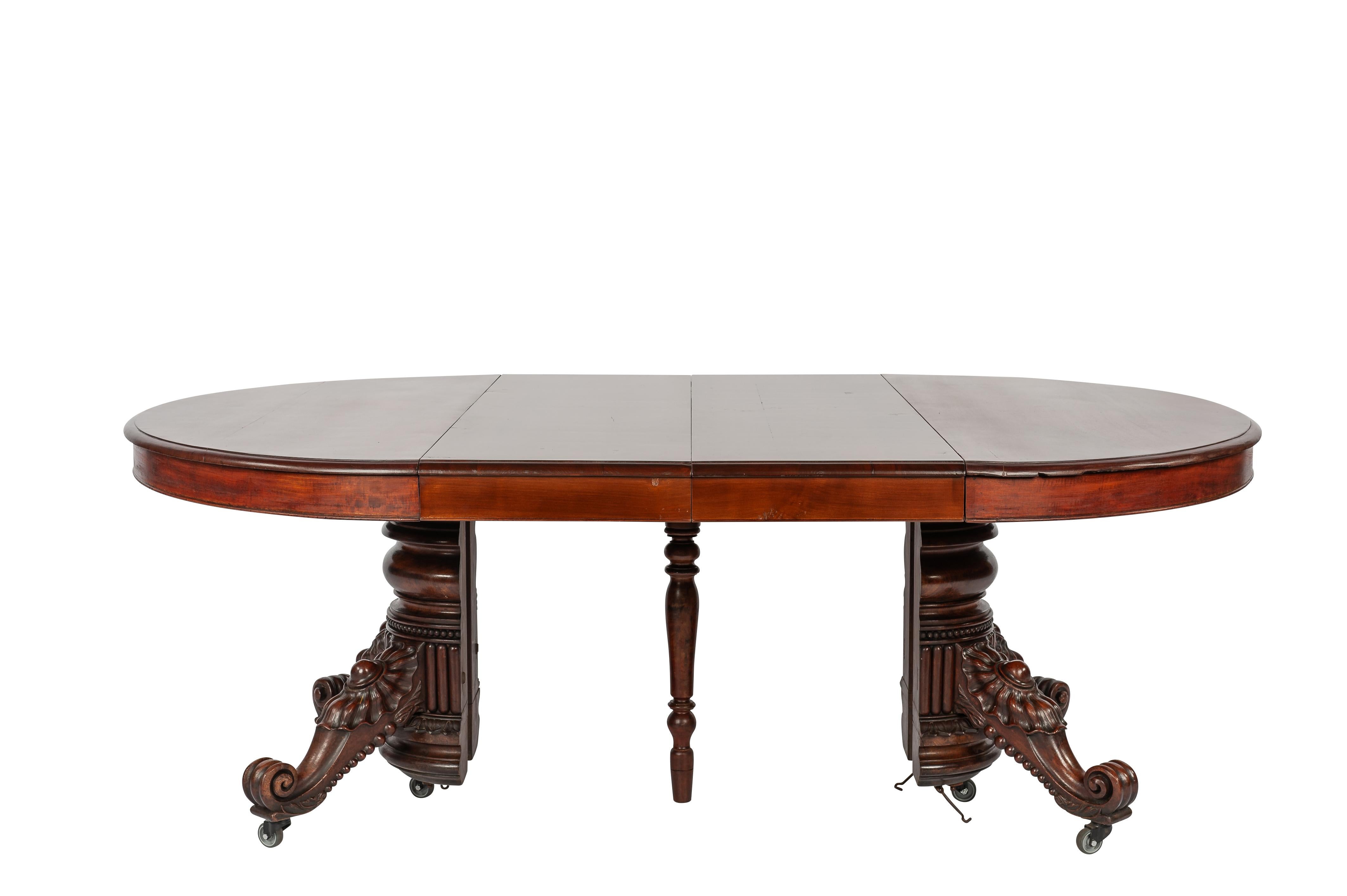Nous vous proposons ici une exquise table de salle à manger ovale extensible, fabriquée avec soin dans le centre de la France vers 1880. Cette pièce extraordinaire est dotée d'un piédestal central, sculpté à la perfection. Grâce à un système