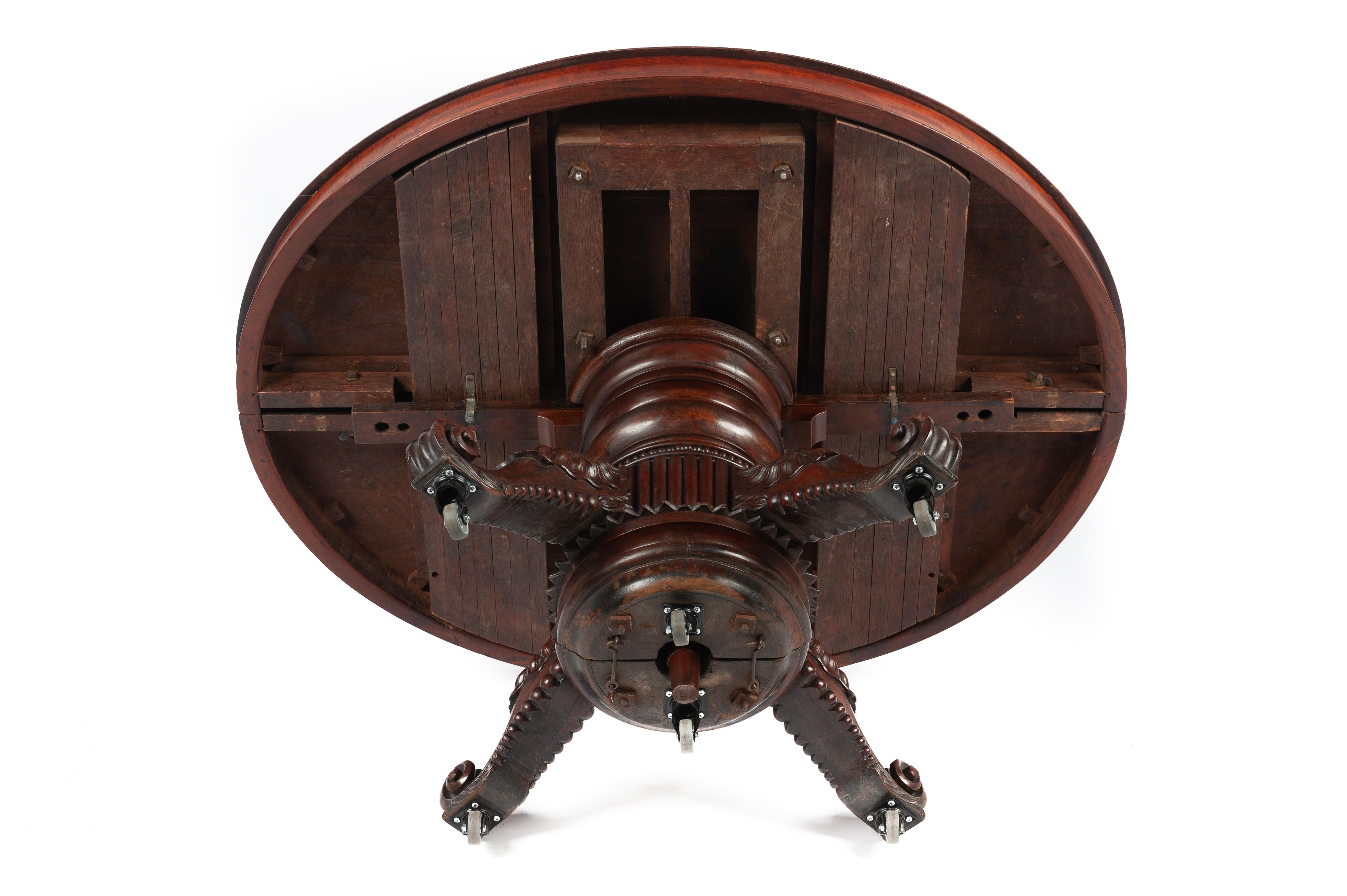 Ancienne table de salle à manger ovale à rallonge en acajou français brun chaud du 19e siècle. Bon état - En vente à Casteren, NL