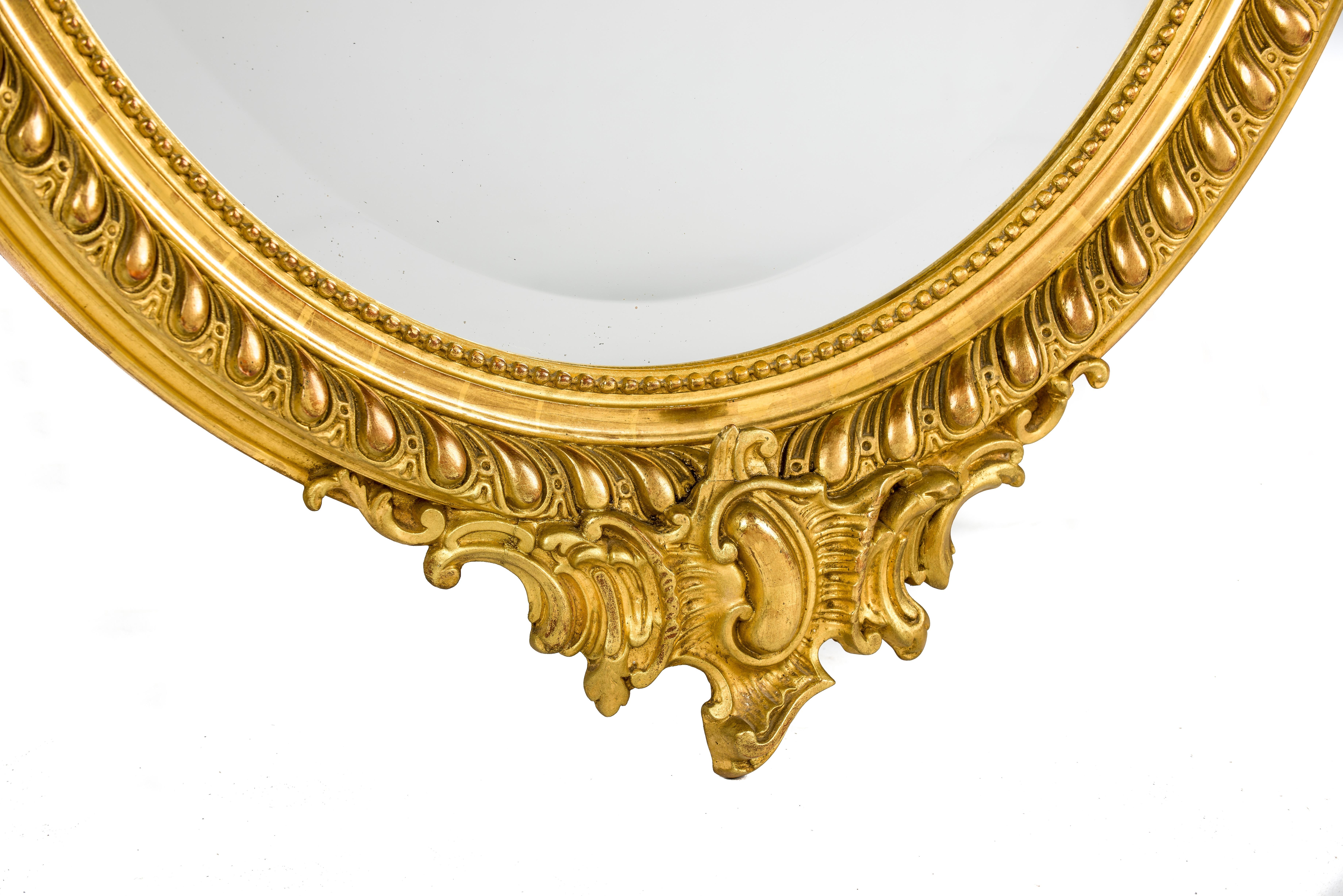 Louis XIV Miroir ovale ancien du 19ème siècle en godrons dorés à feuilles d'or de style Louis Quinze en vente