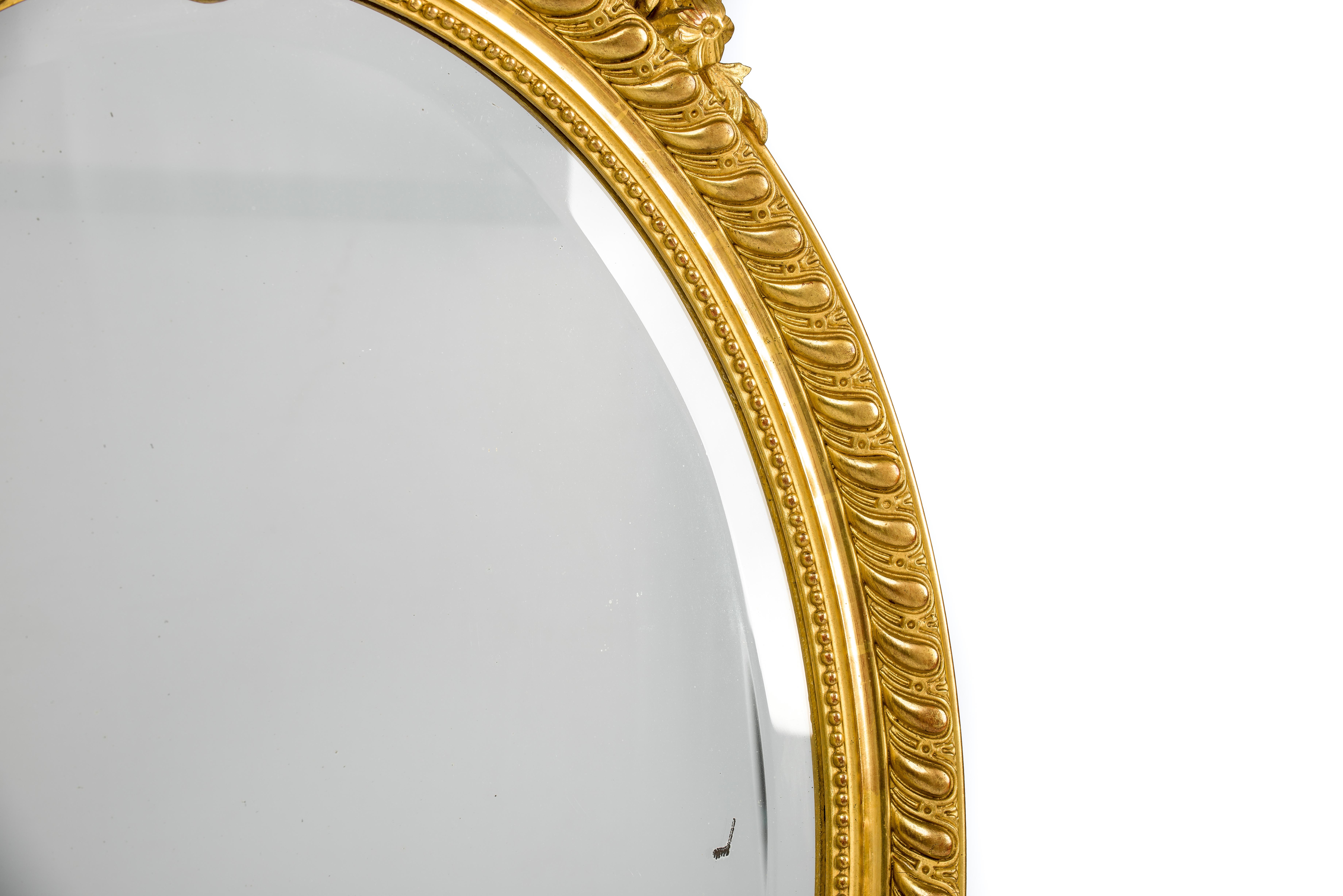 Français Miroir ovale ancien du 19ème siècle en godrons dorés à feuilles d'or de style Louis Quinze en vente