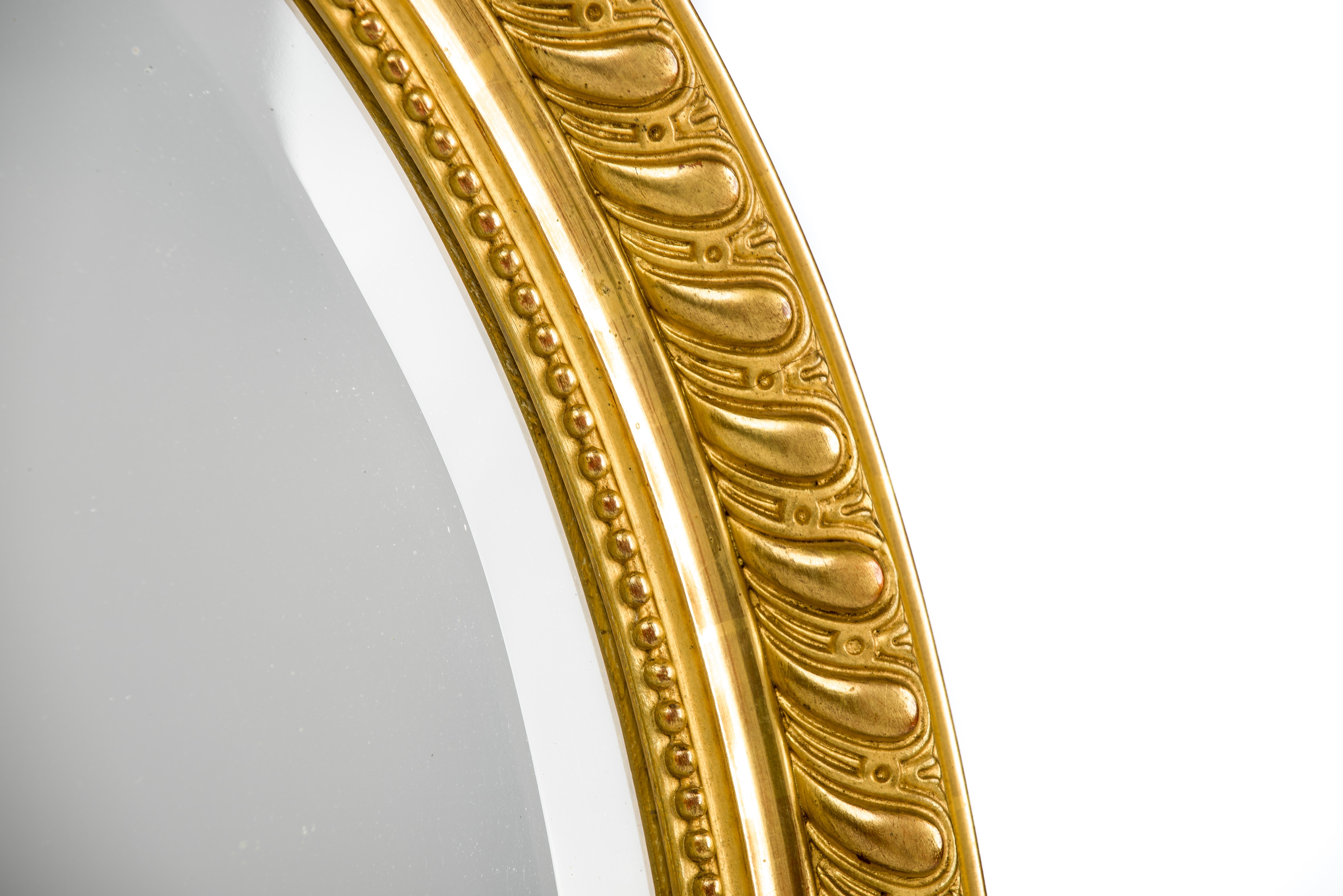 Doré Miroir ovale ancien du 19ème siècle en godrons dorés à feuilles d'or de style Louis Quinze en vente