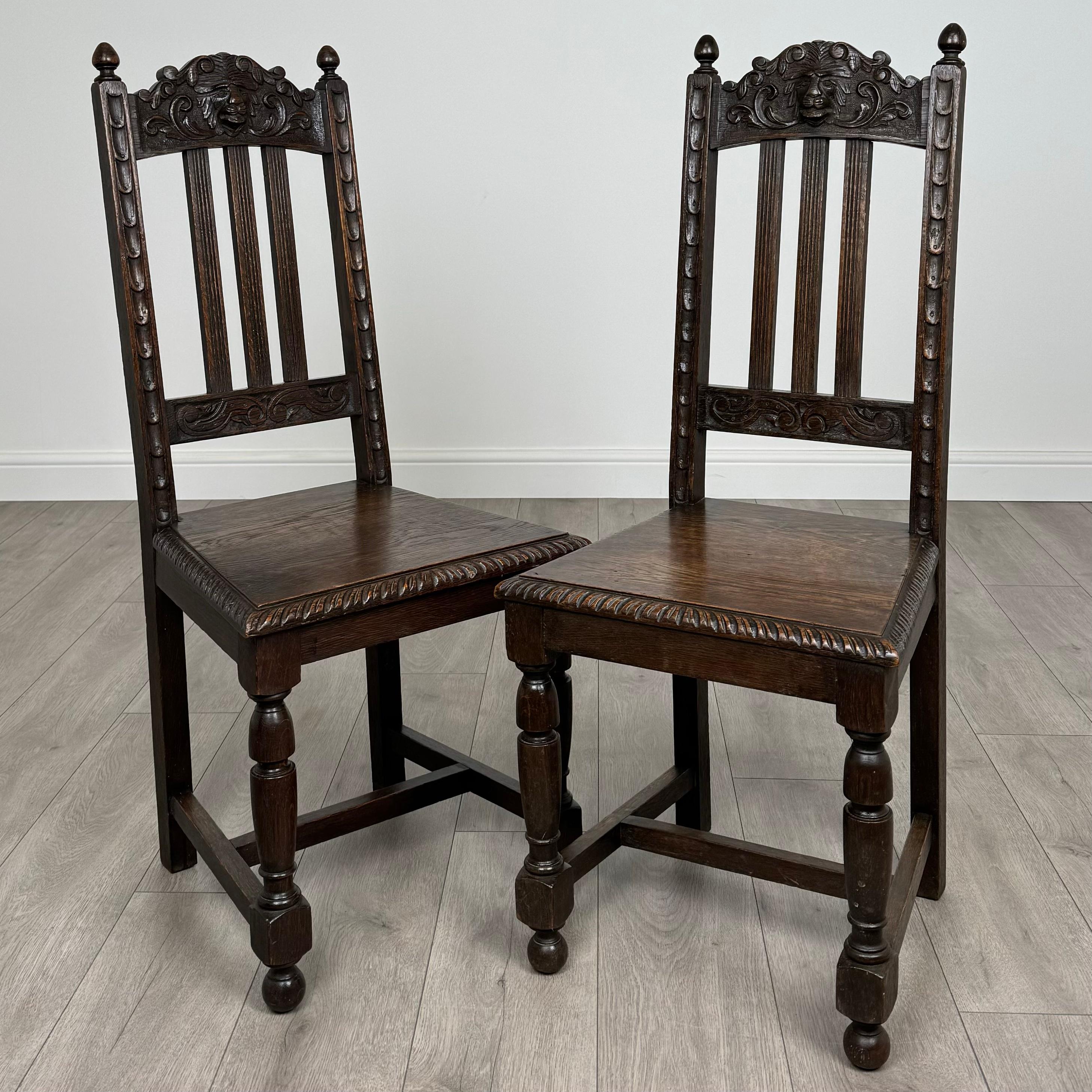 Questa splendida coppia di sedie da camera intagliate del XIX secolo, realizzate in Oak, sono un notevole esempio di artigianato. 
Ogni sedia poggia su gambe tornite, sostenute da una robusta traversa per una maggiore stabilità. 
Il bellissimo