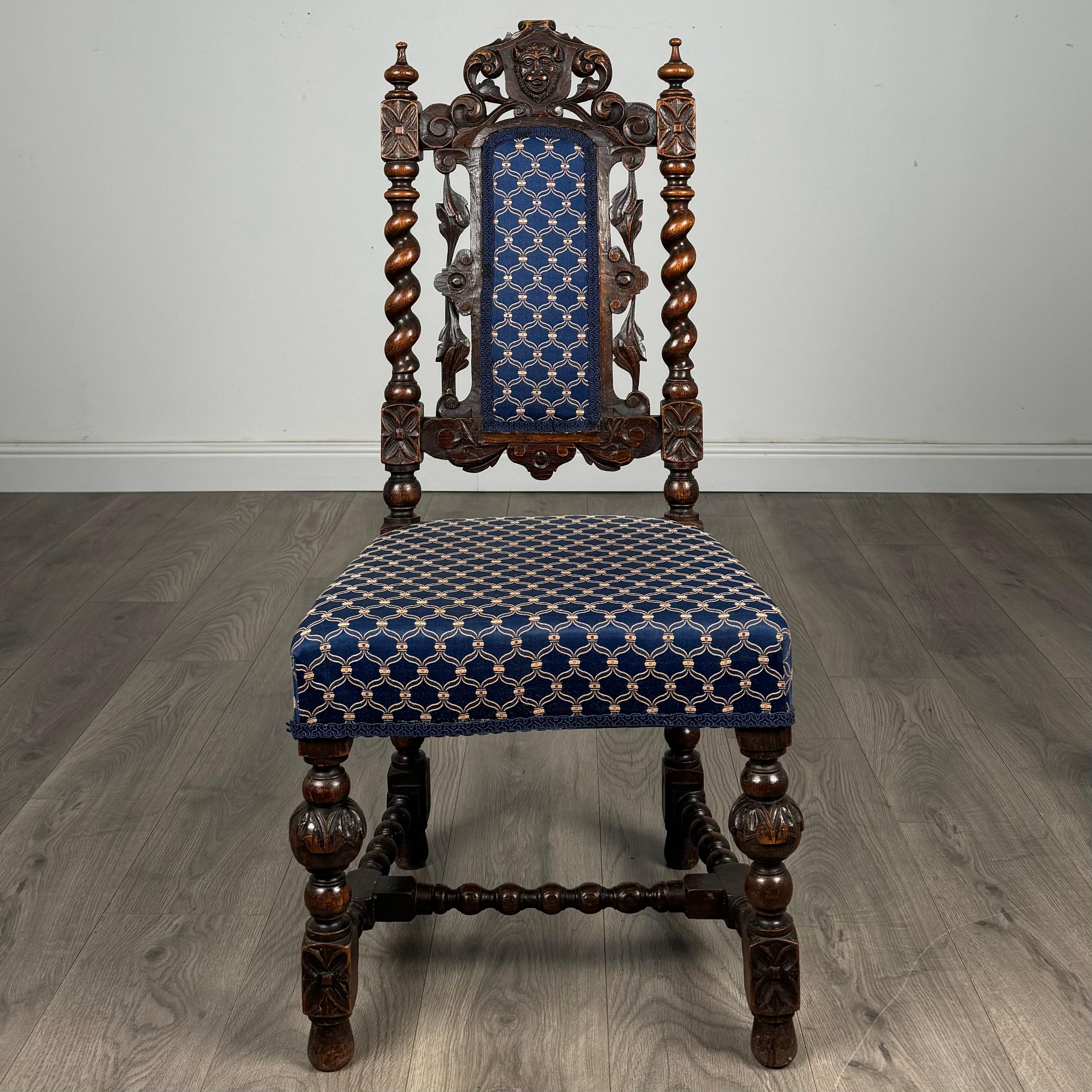 Ancienne paire de chaises d'entrée en chêne sculpté du 19ème siècle ( REF AF-3337 ) en vente 4