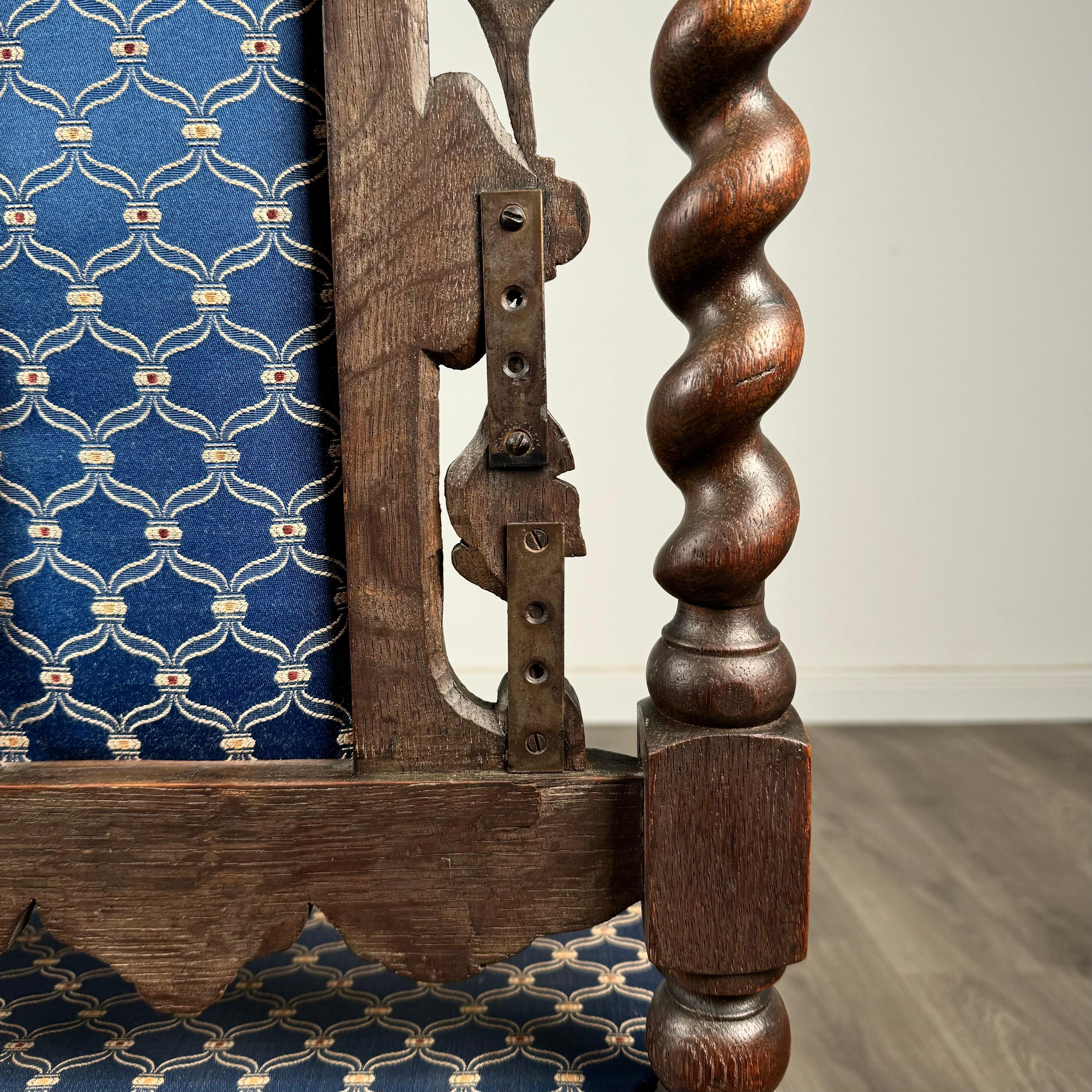 Ancienne paire de chaises d'entrée en chêne sculpté du 19ème siècle ( REF AF-3337 ) en vente 5