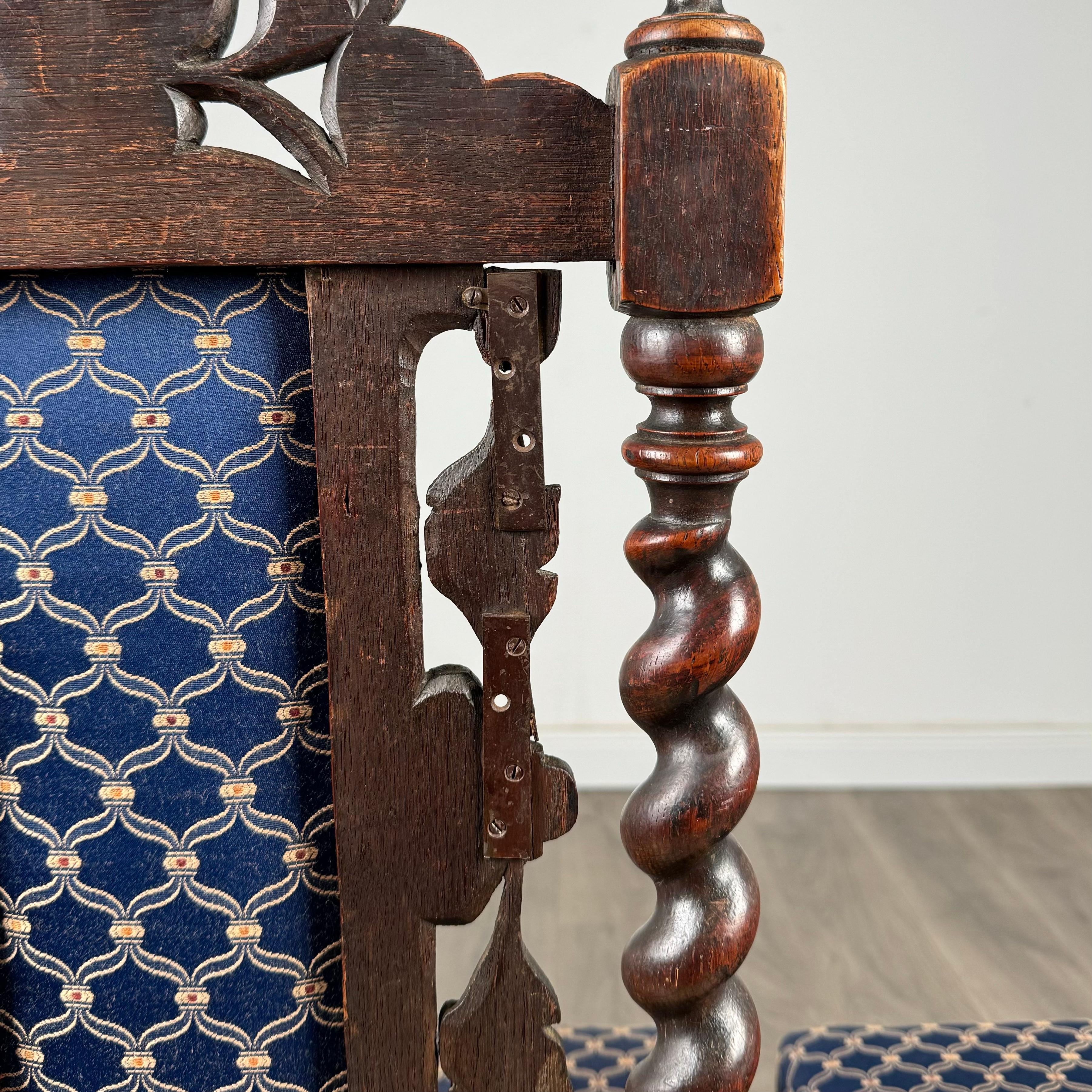 Ancienne paire de chaises d'entrée en chêne sculpté du 19ème siècle ( REF AF-3337 ) en vente 6