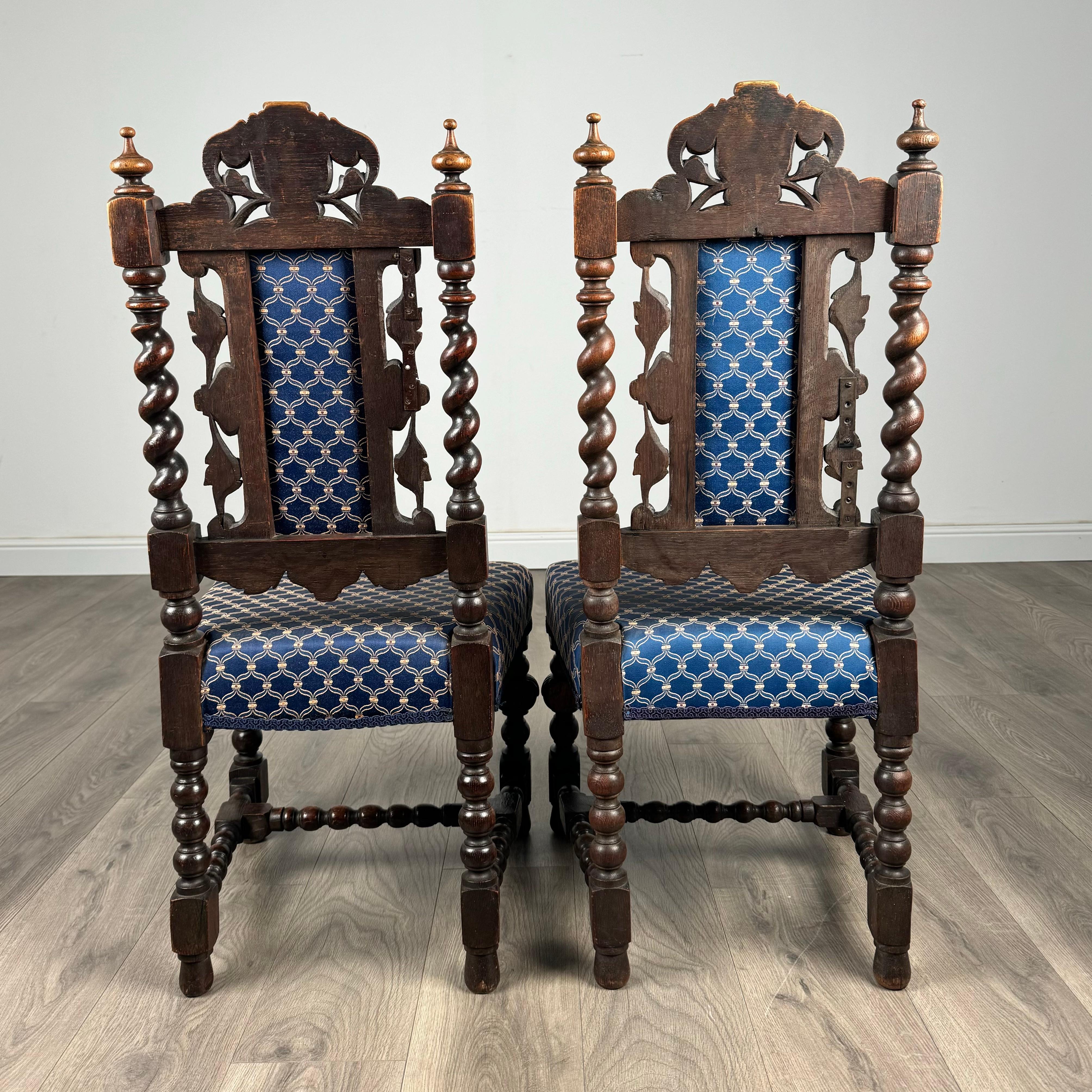 Ancienne paire de chaises d'entrée en chêne sculpté du 19ème siècle ( REF AF-3337 ) en vente 7
