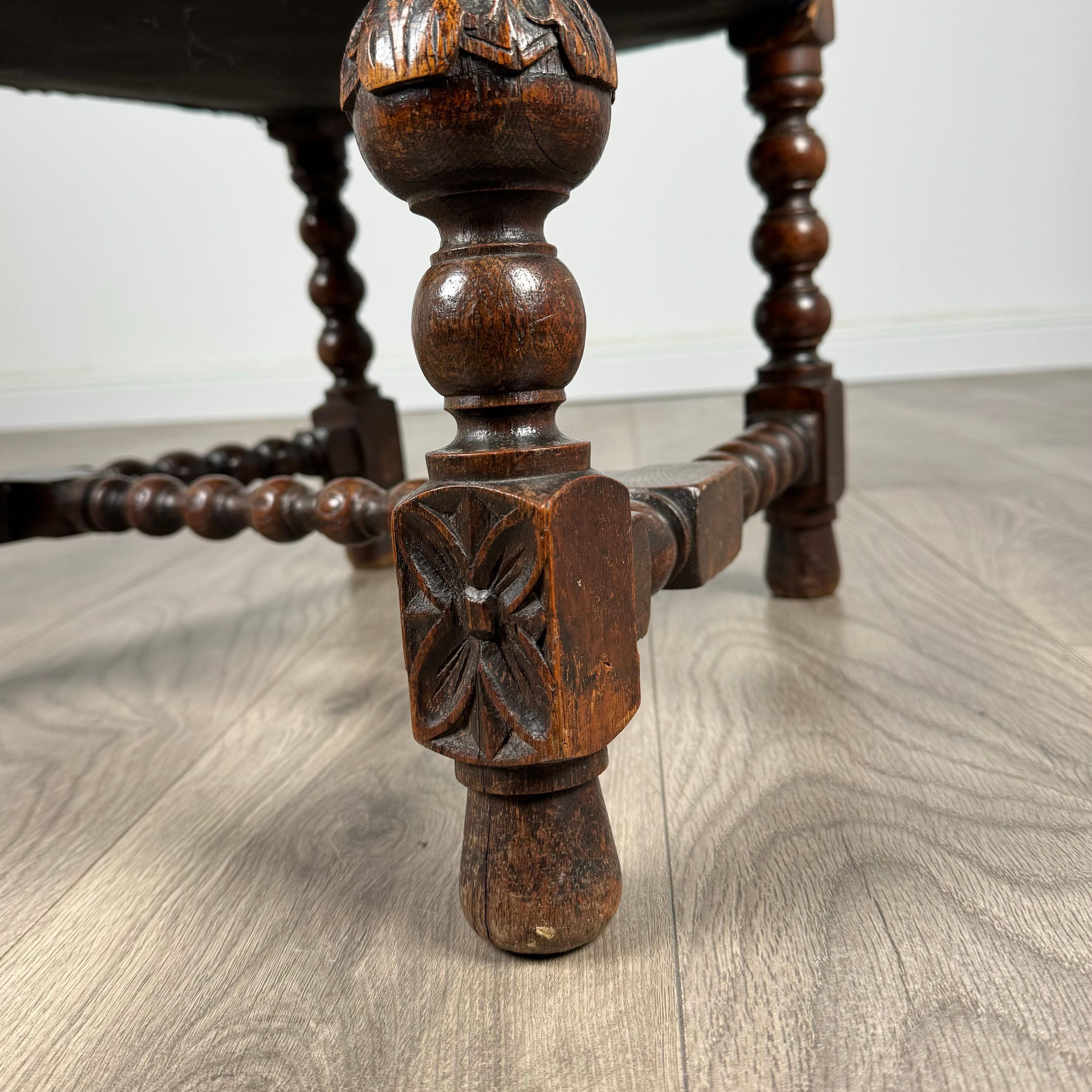Ancienne paire de chaises d'entrée en chêne sculpté du 19ème siècle ( REF AF-3337 ) en vente 8
