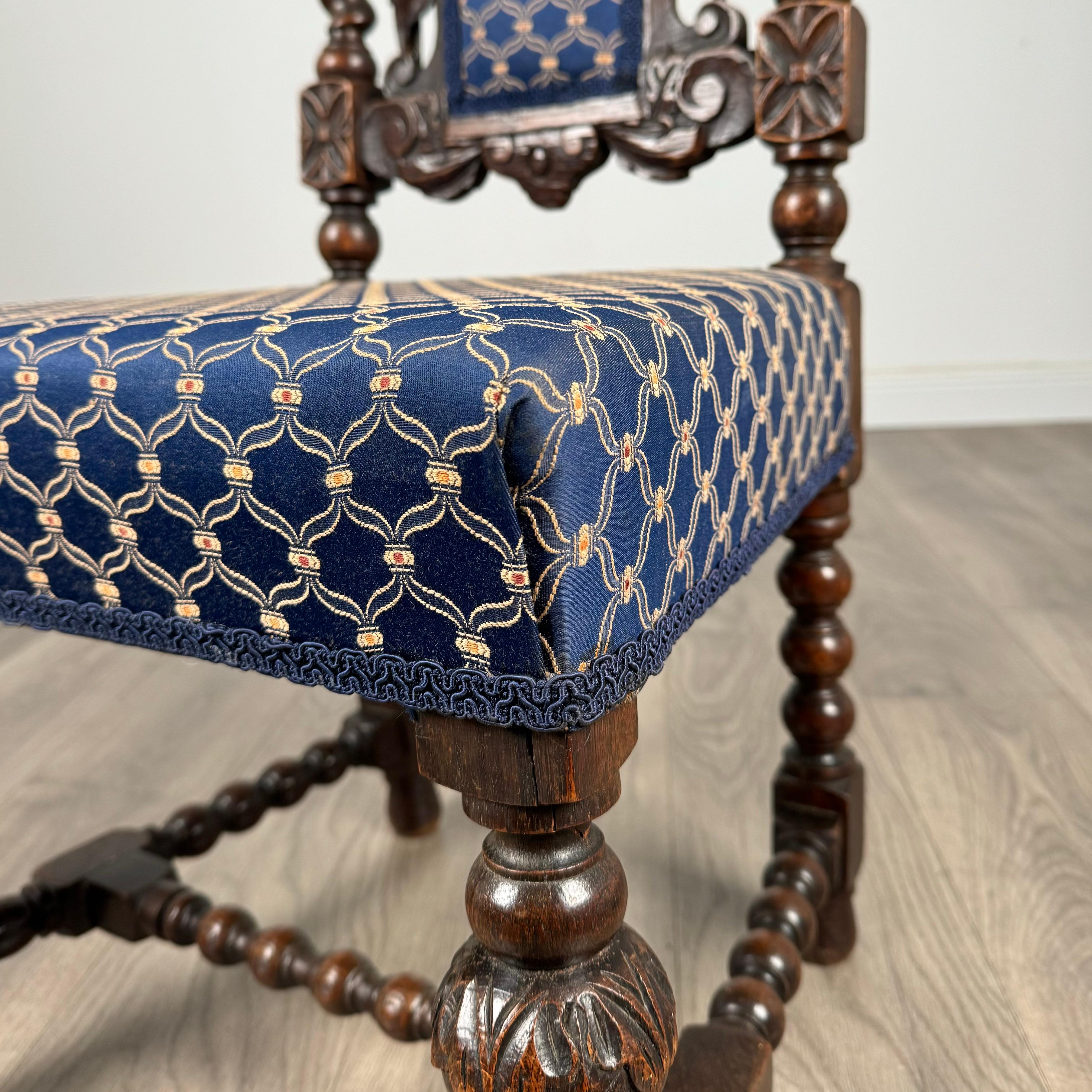 Ancienne paire de chaises d'entrée en chêne sculpté du 19ème siècle ( REF AF-3337 ) en vente 9