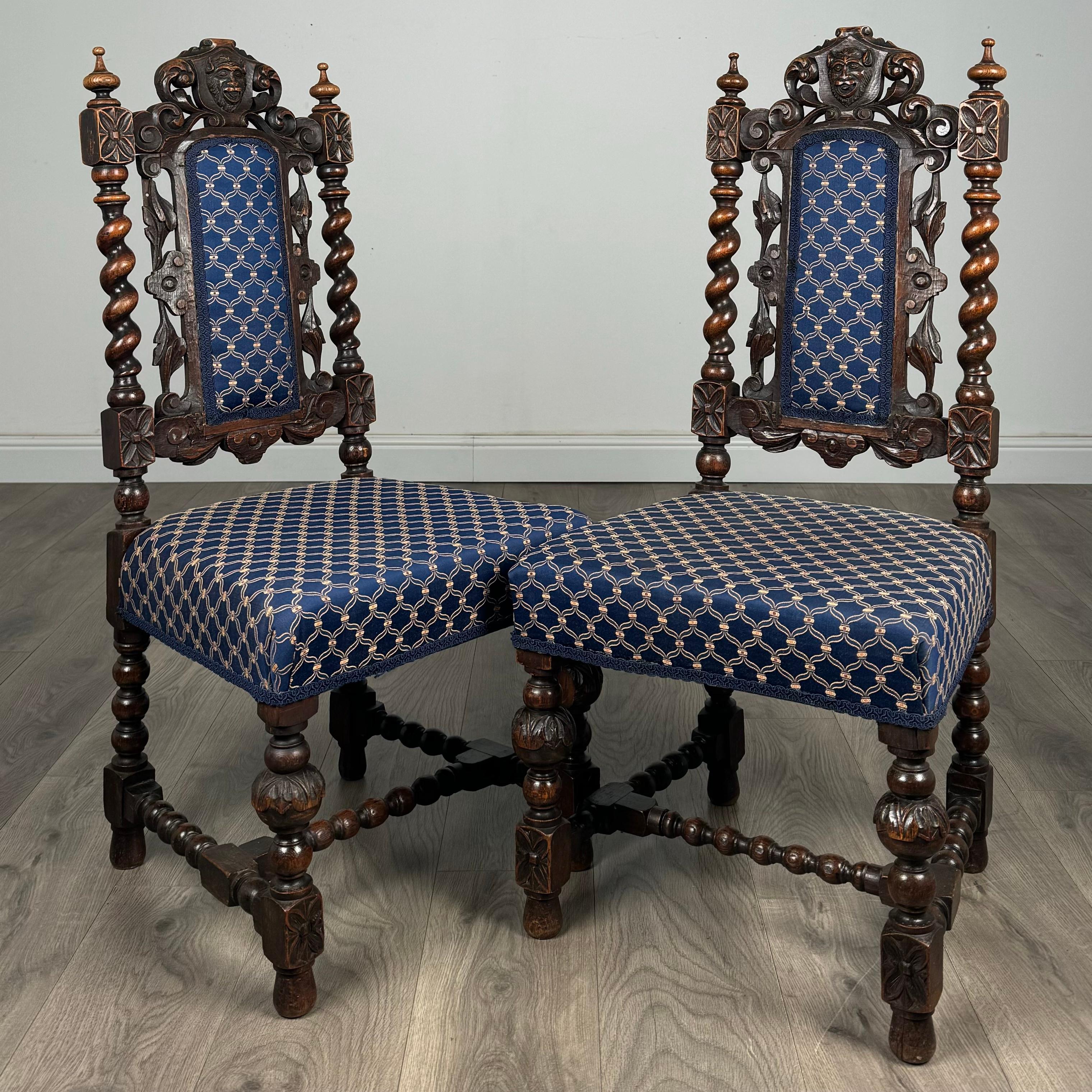 Ajoutez une touche d'élégance intemporelle à votre intérieur avec cette exquise paire de chaises de hall anciennes sculptées du XIXe siècle. Fabriquées en chêne, ces chaises ne sont pas seulement des sièges fonctionnels, mais aussi de superbes