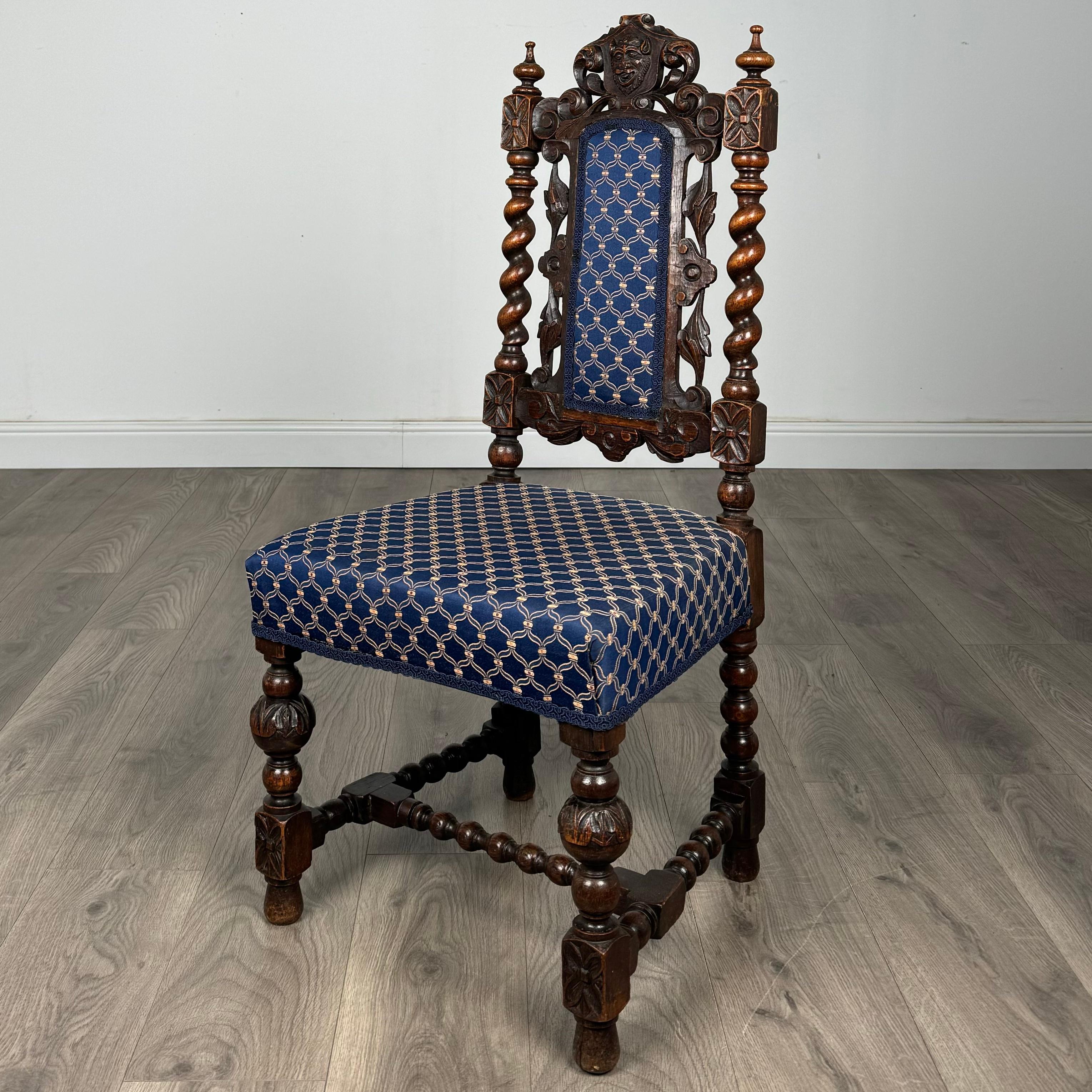 Britannique Ancienne paire de chaises d'entrée en chêne sculpté du 19ème siècle ( REF AF-3337 ) en vente