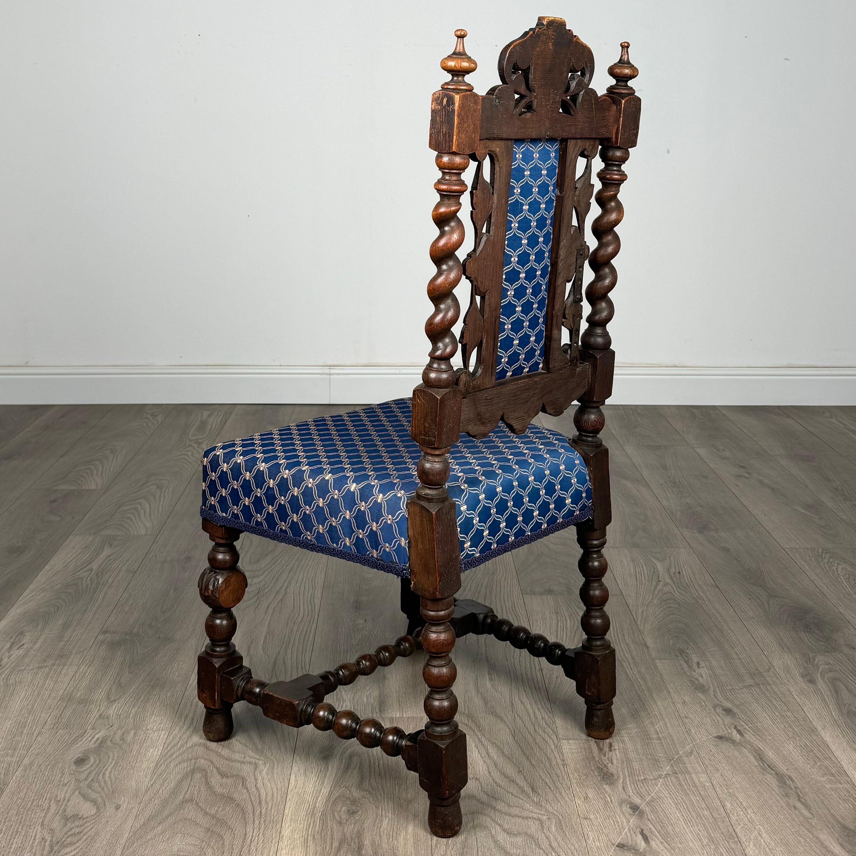XIXe siècle Ancienne paire de chaises d'entrée en chêne sculpté du 19ème siècle ( REF AF-3337 ) en vente