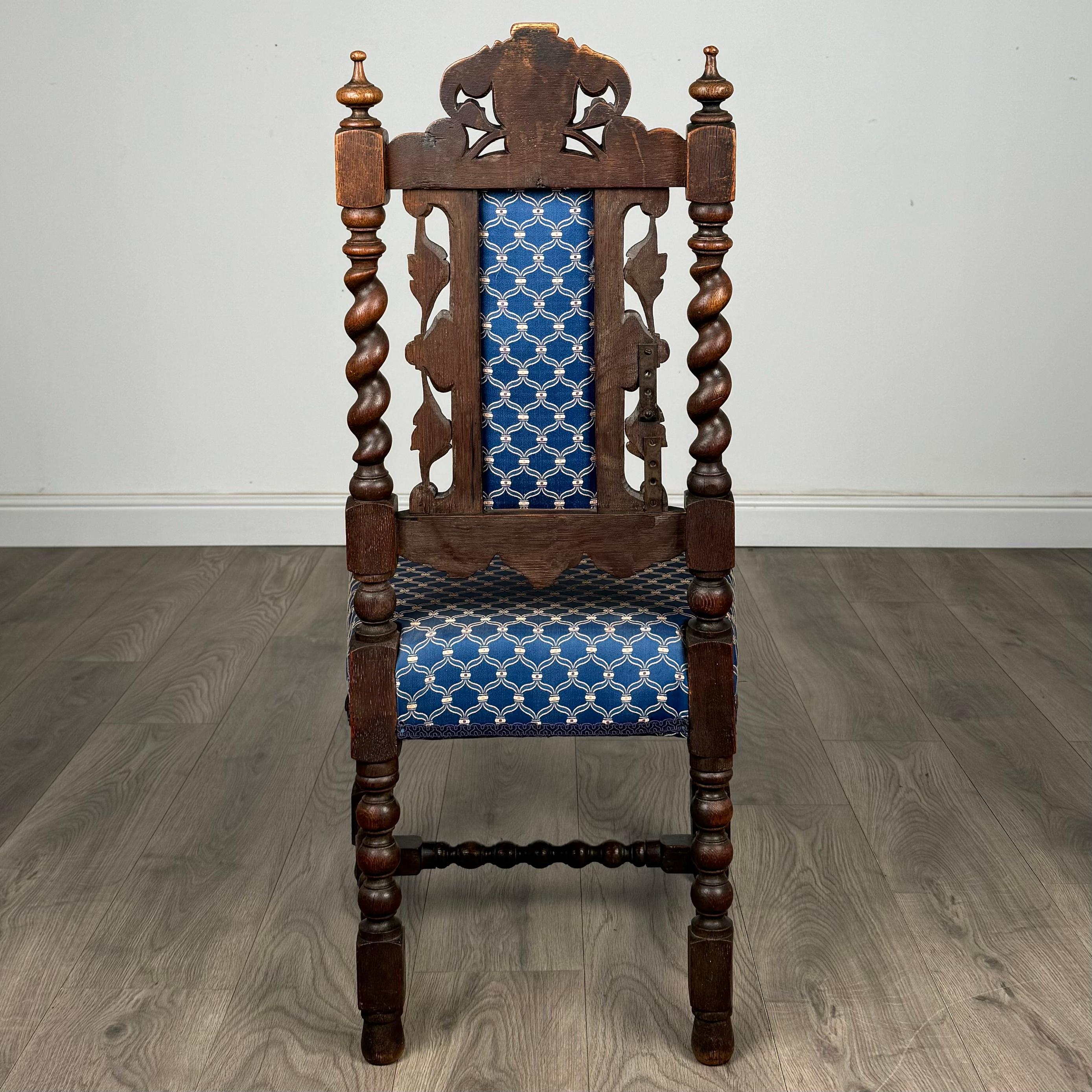 Chêne Ancienne paire de chaises d'entrée en chêne sculpté du 19ème siècle ( REF AF-3337 ) en vente