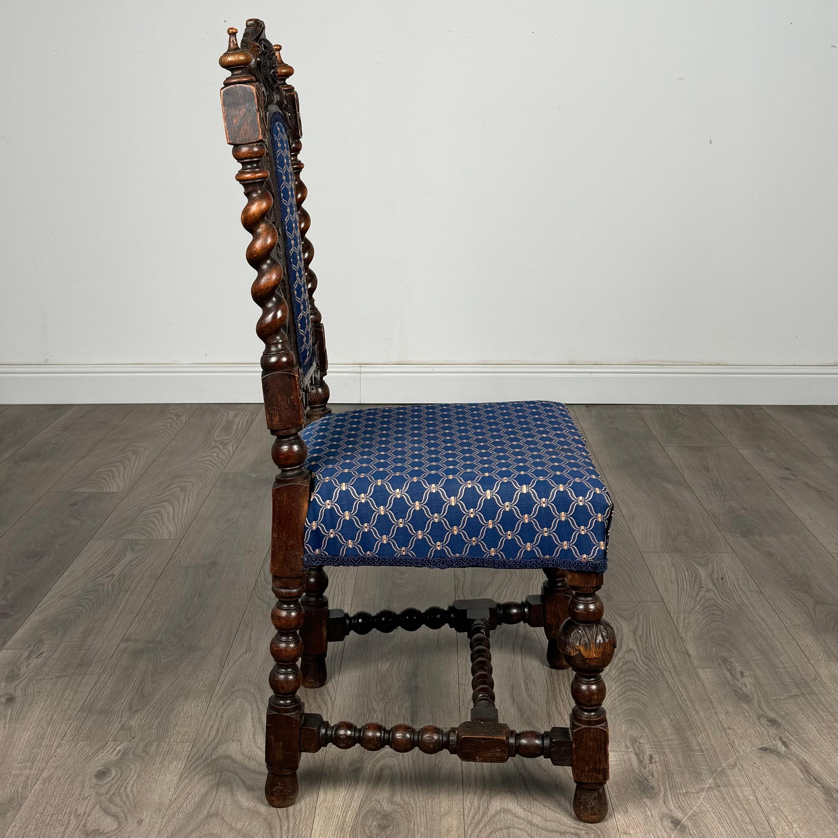 Ancienne paire de chaises d'entrée en chêne sculpté du 19ème siècle ( REF AF-3337 ) en vente 2