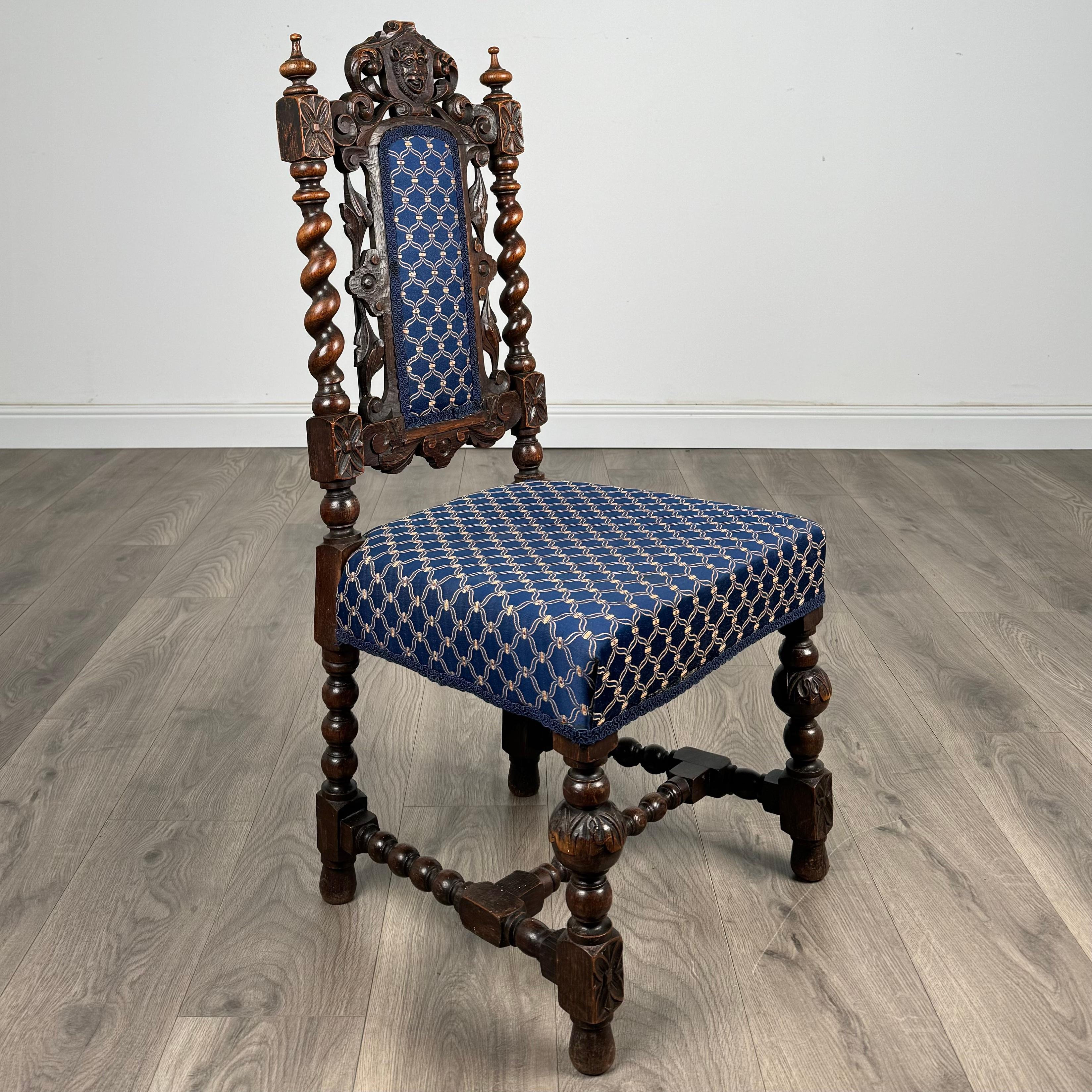 Ancienne paire de chaises d'entrée en chêne sculpté du 19ème siècle ( REF AF-3337 ) en vente 3