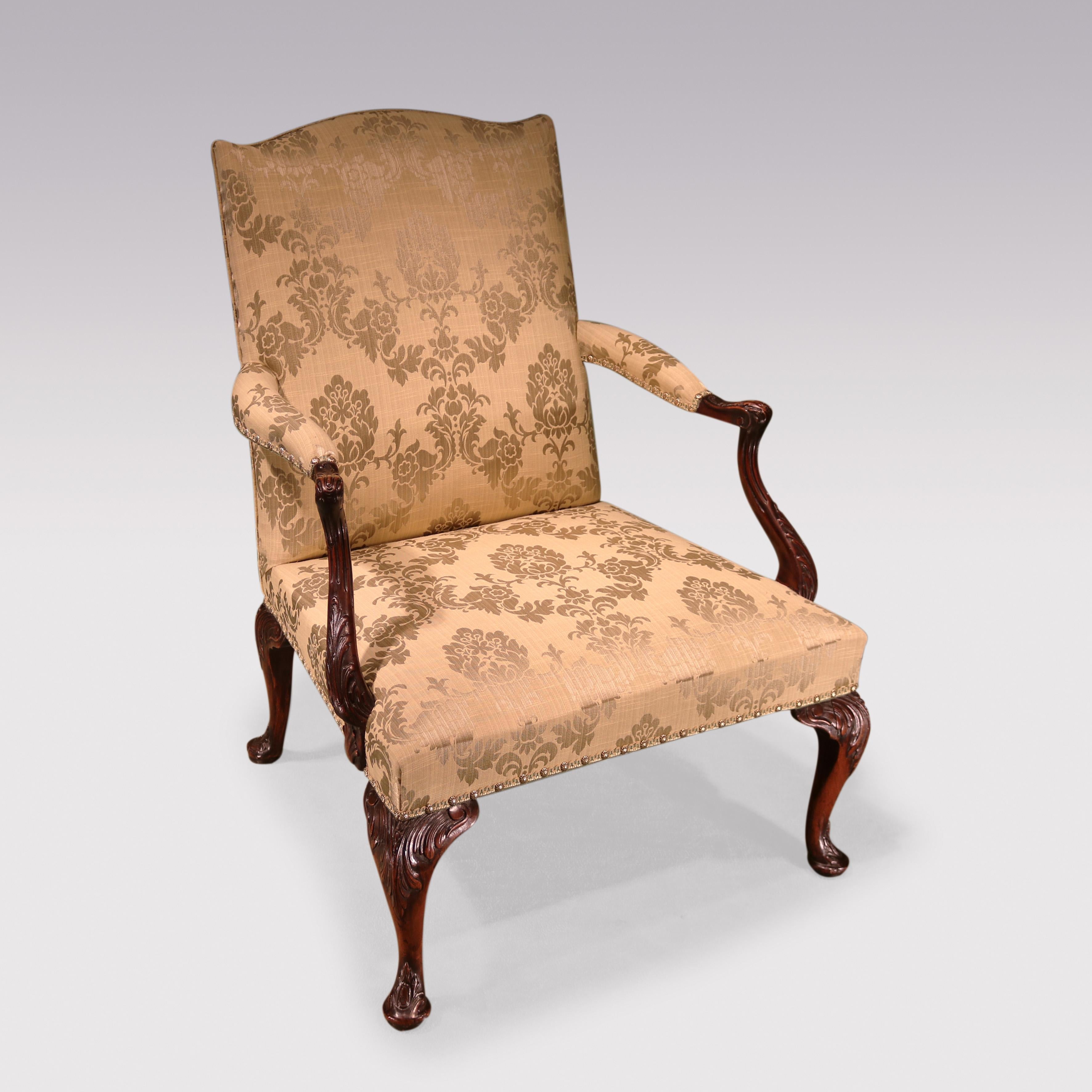 Paire de fauteuils de bibliothèque Gainsborough en acajou de la fin du XIXe siècle, de style Chippendale, avec dossier arqué en forme de serpentin et accoudoirs en retrait, sculptés d'acanthes, de rinceaux, de cannelures et de coquillages.  Les