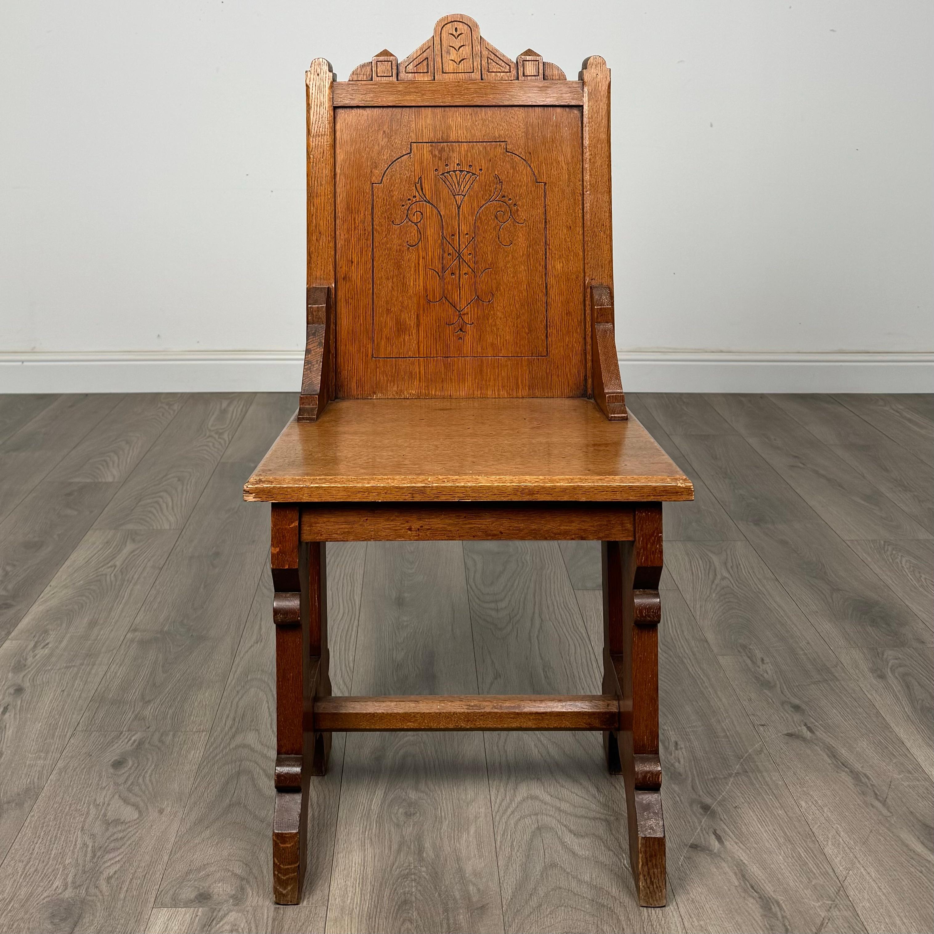 Ancienne paire de chaises de salle gothiques en Oak du 19ème siècle ( REF AF-3402 ) en vente 4