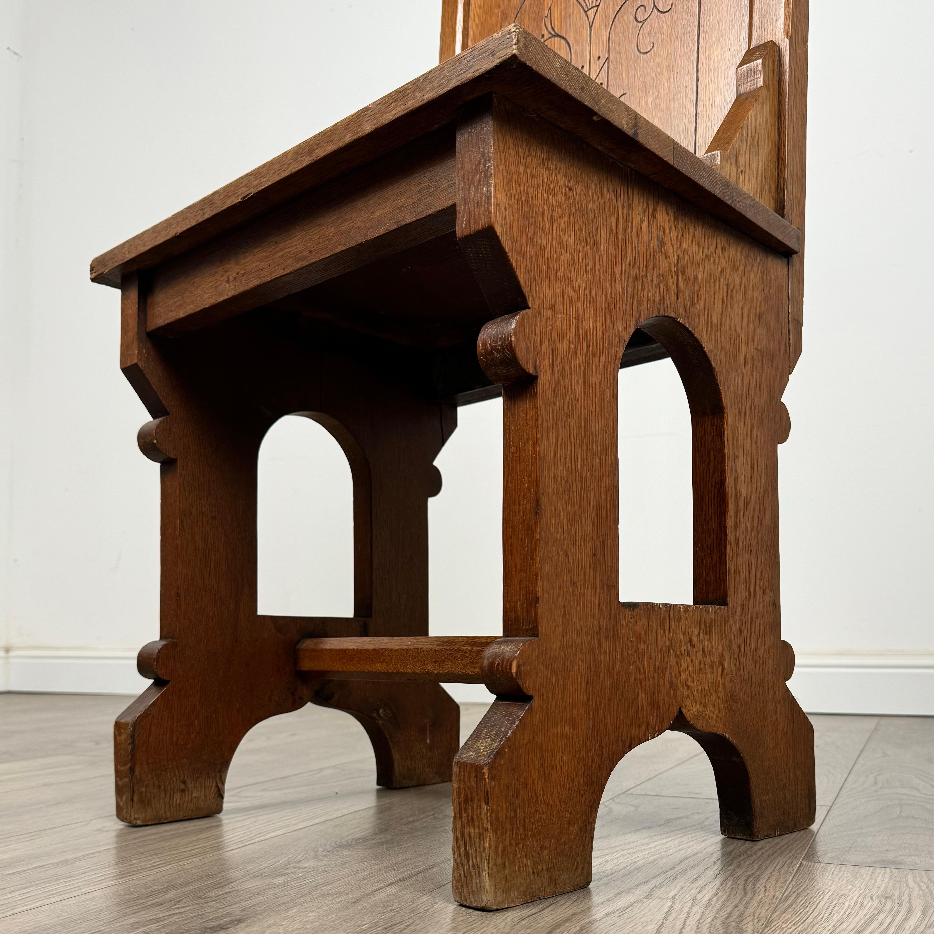 Ancienne paire de chaises de salle gothiques en Oak du 19ème siècle ( REF AF-3402 ) en vente 6