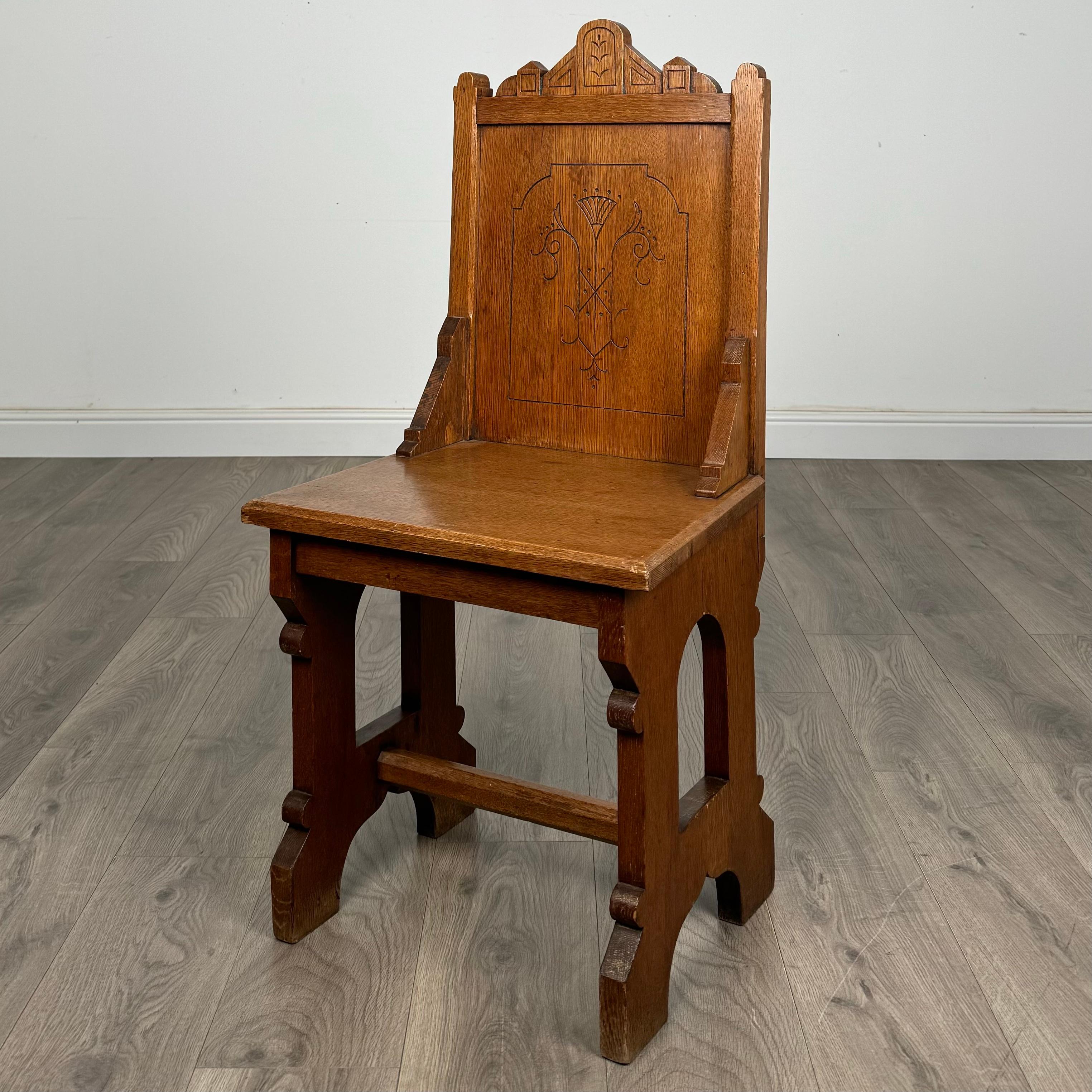 Britannique Ancienne paire de chaises de salle gothiques en Oak du 19ème siècle ( REF AF-3402 ) en vente
