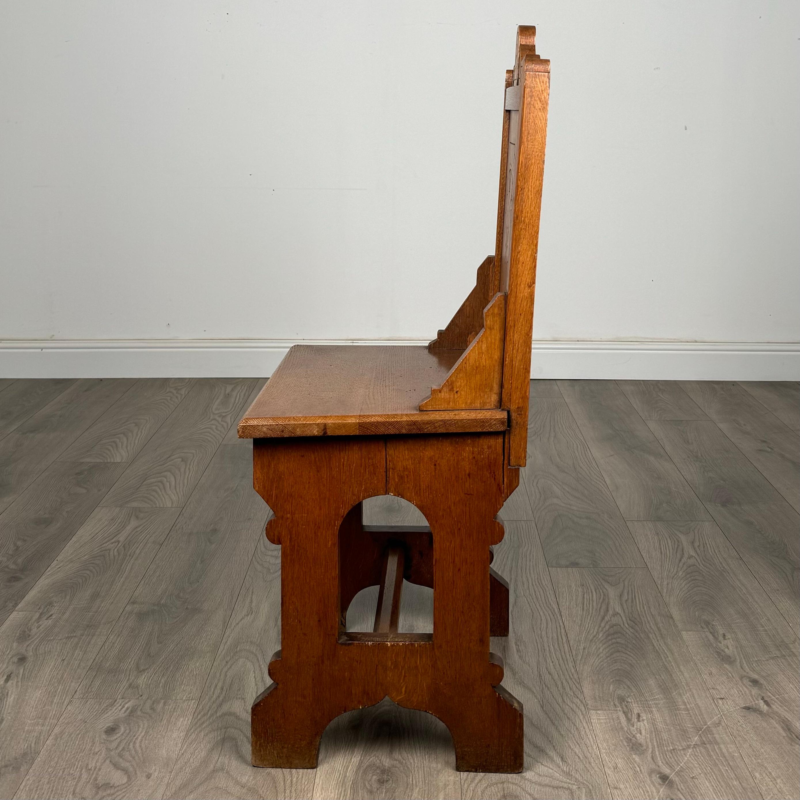 Ancienne paire de chaises de salle gothiques en Oak du 19ème siècle ( REF AF-3402 ) Bon état - En vente à Ledbury, GB