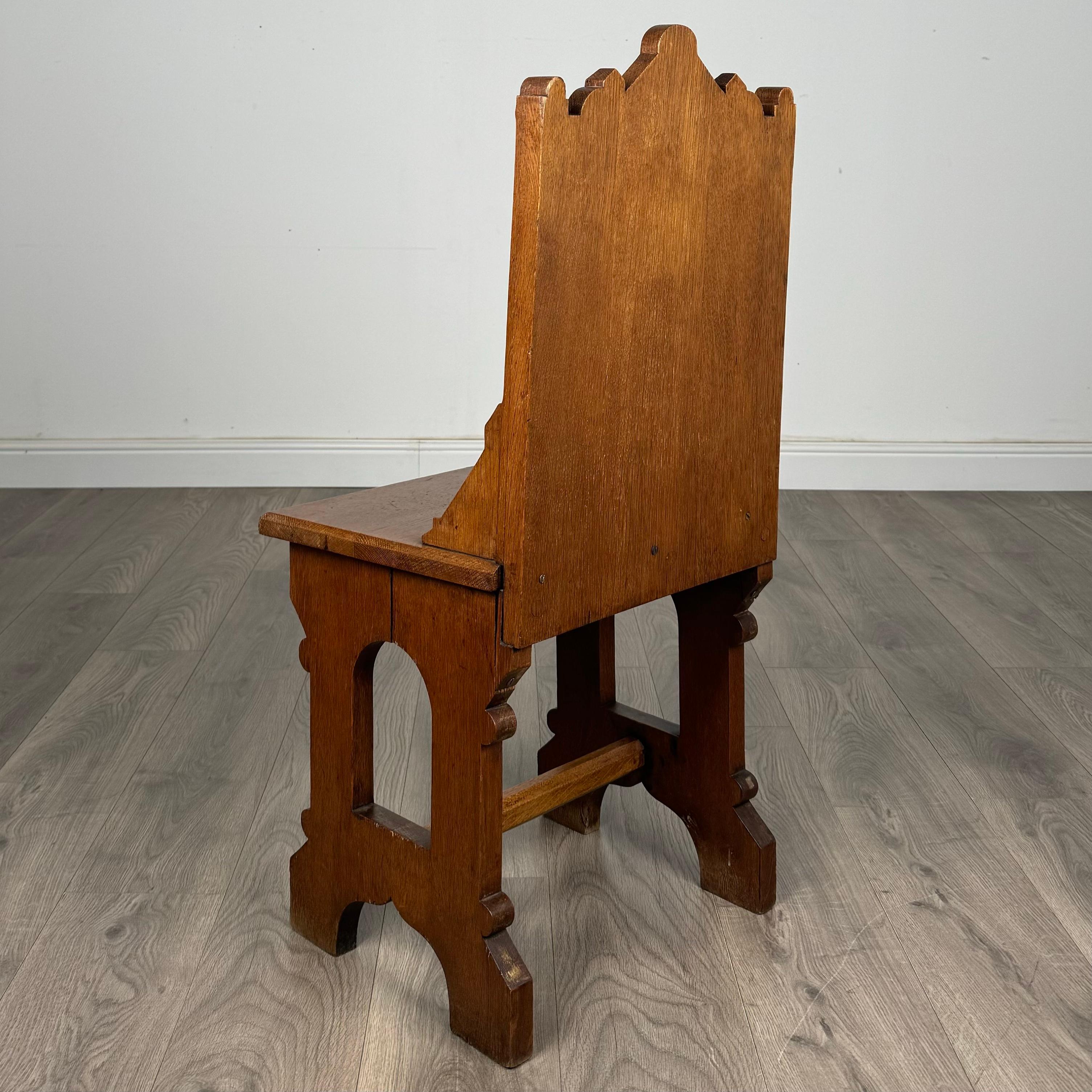 XIXe siècle Ancienne paire de chaises de salle gothiques en Oak du 19ème siècle ( REF AF-3402 ) en vente