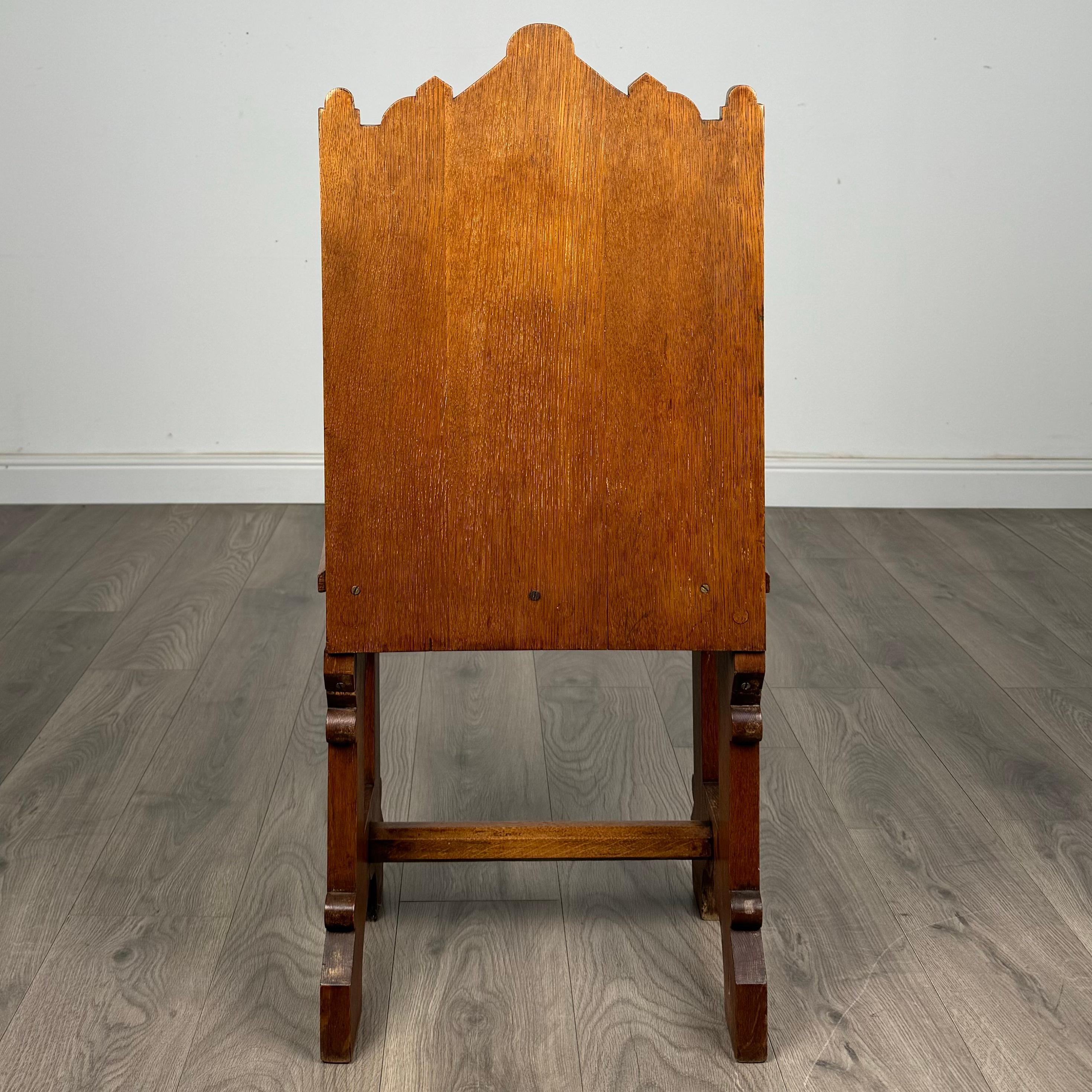 Chêne Ancienne paire de chaises de salle gothiques en Oak du 19ème siècle ( REF AF-3402 ) en vente