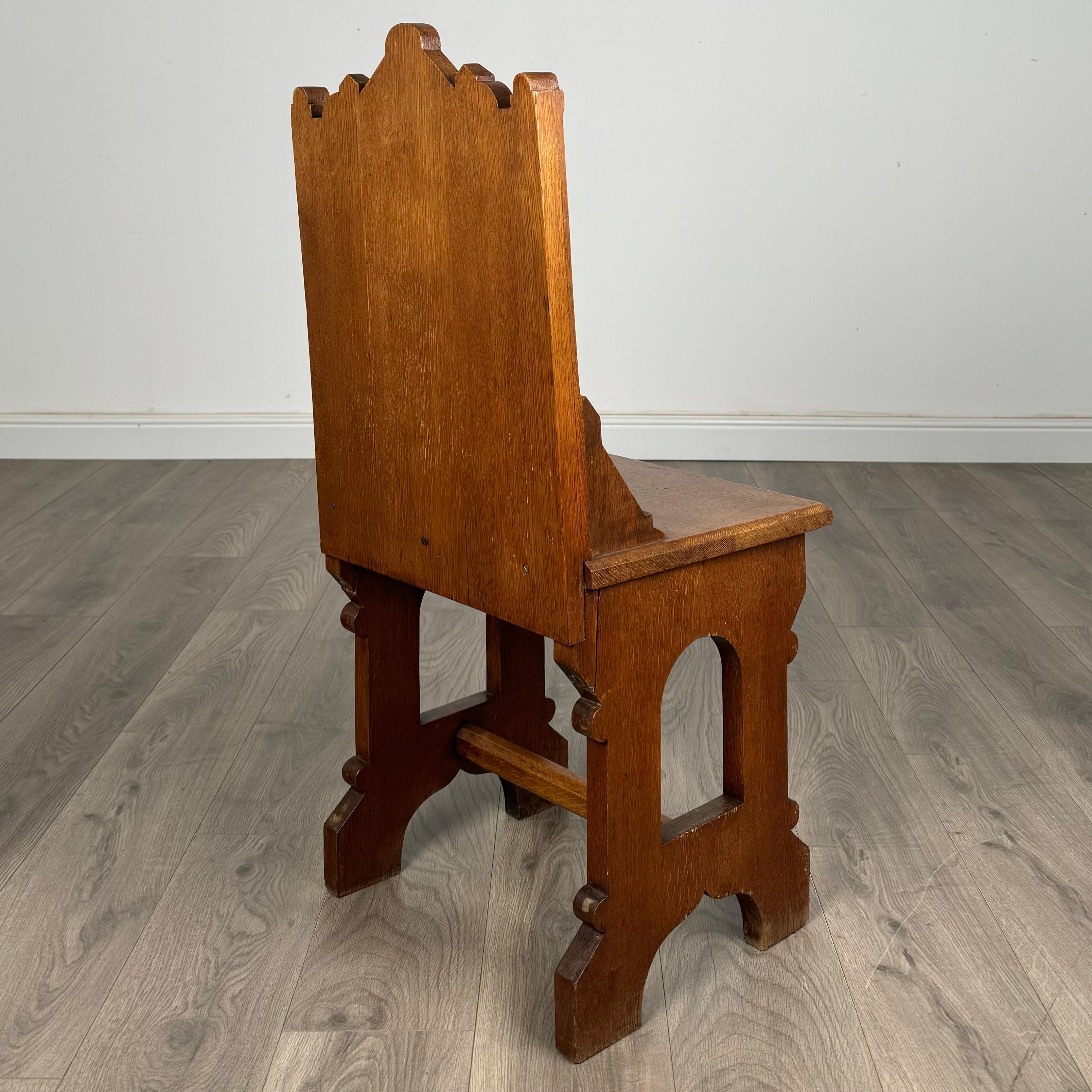Ancienne paire de chaises de salle gothiques en Oak du 19ème siècle ( REF AF-3402 ) en vente 1