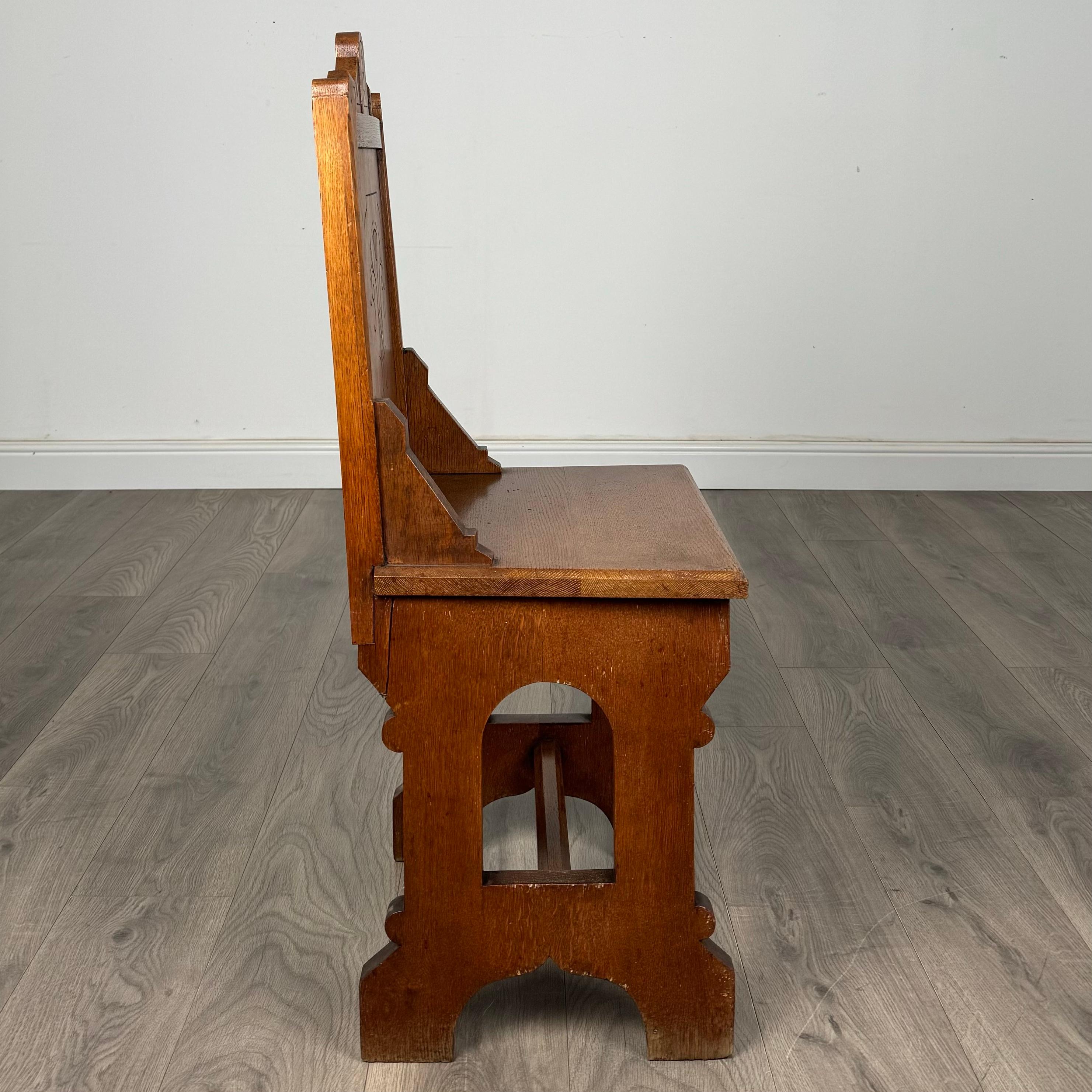 Ancienne paire de chaises de salle gothiques en Oak du 19ème siècle ( REF AF-3402 ) en vente 2