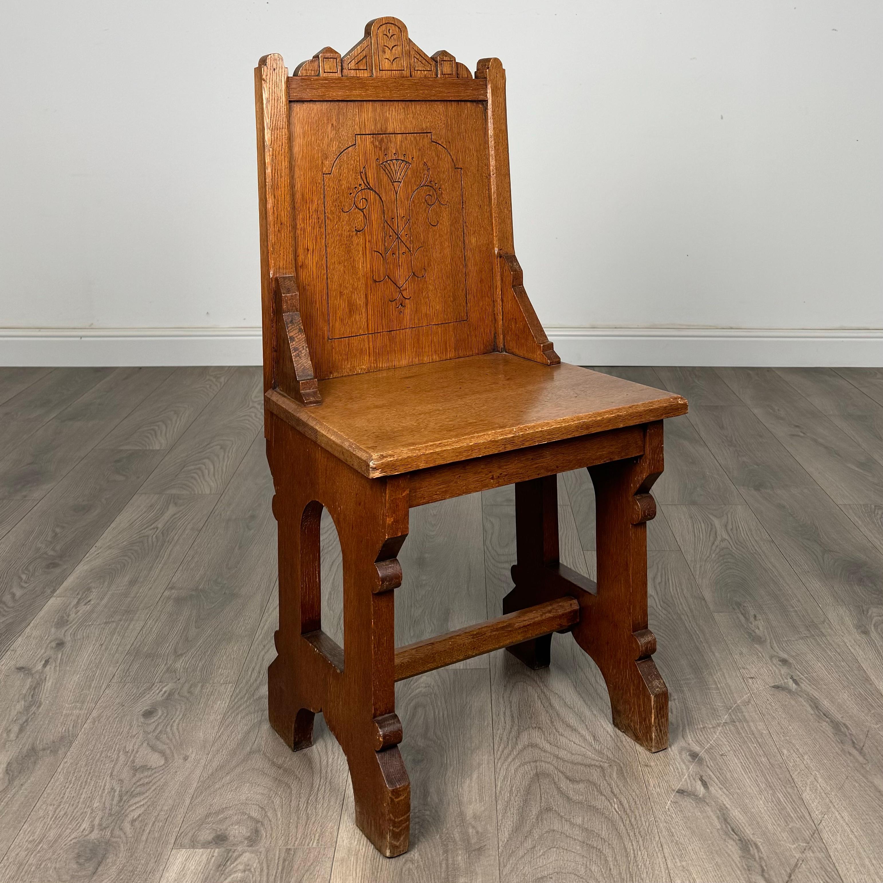 Ancienne paire de chaises de salle gothiques en Oak du 19ème siècle ( REF AF-3402 ) en vente 3