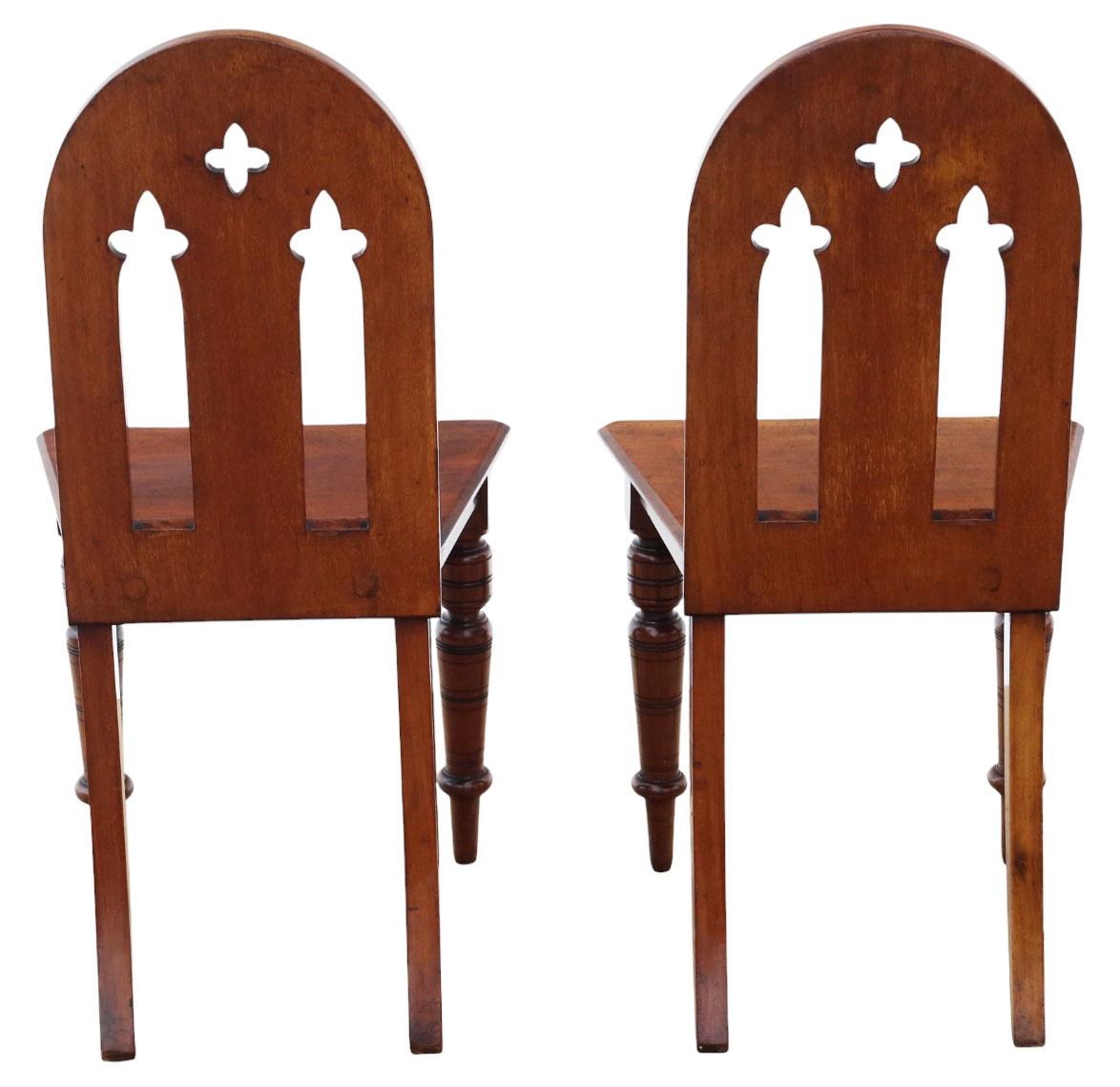 Britannique Ancienne paire de chaises de hall gothiques en acajou du 19e siècle - Fines chaises d'appoint en vente