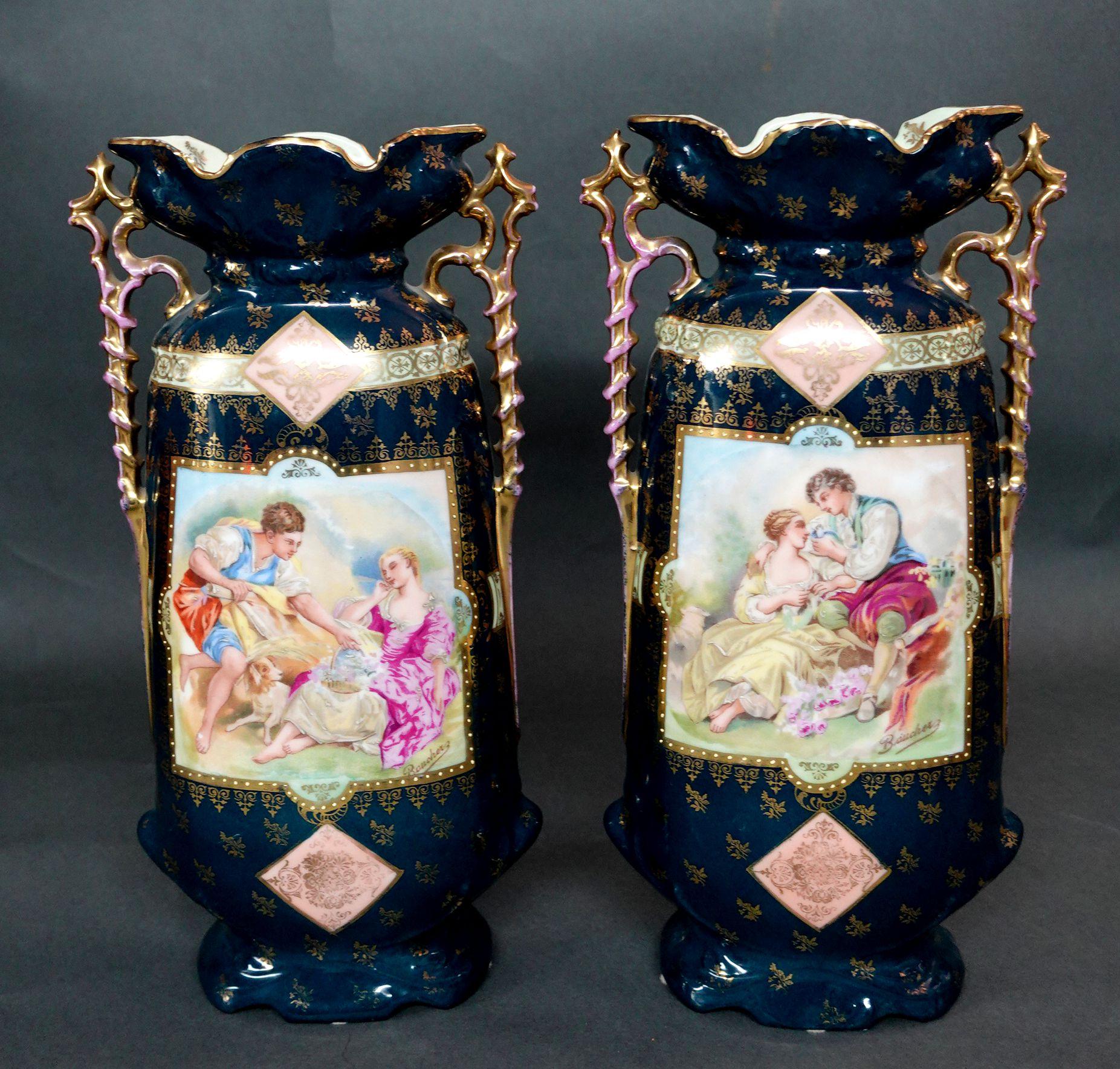 PAIR VASES MANTELLES EN PORCELAINE ORNATE C.C. 19ème siècle. La face avant de chaque vase est ornée d'une scène de cour peinte par l'artiste français Boucher et l'ensemble est orné d'un décor doré. Le dessous de chaque vase est marqué Victoria