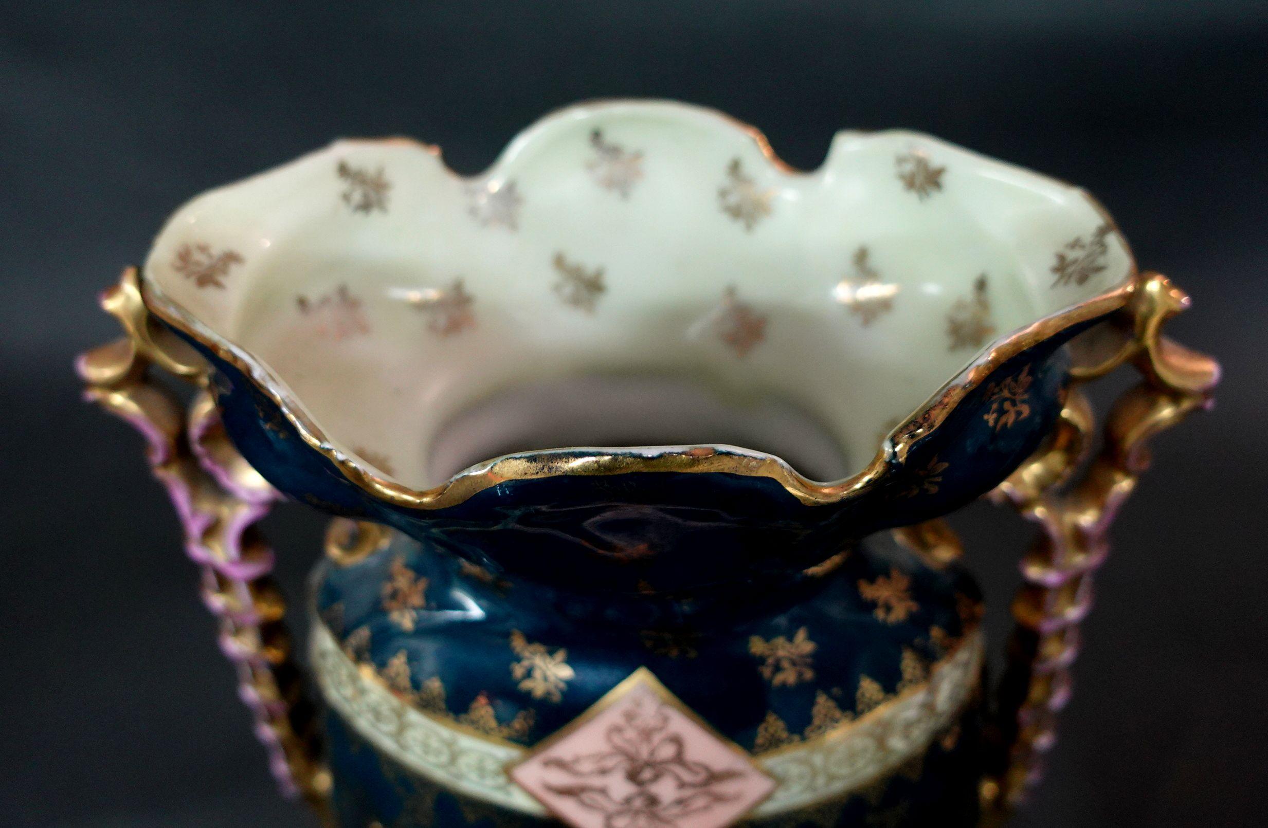Fait main Paire de vases autrichiens Victoria Carlsbad du 19ème siècle « marqués » en vente
