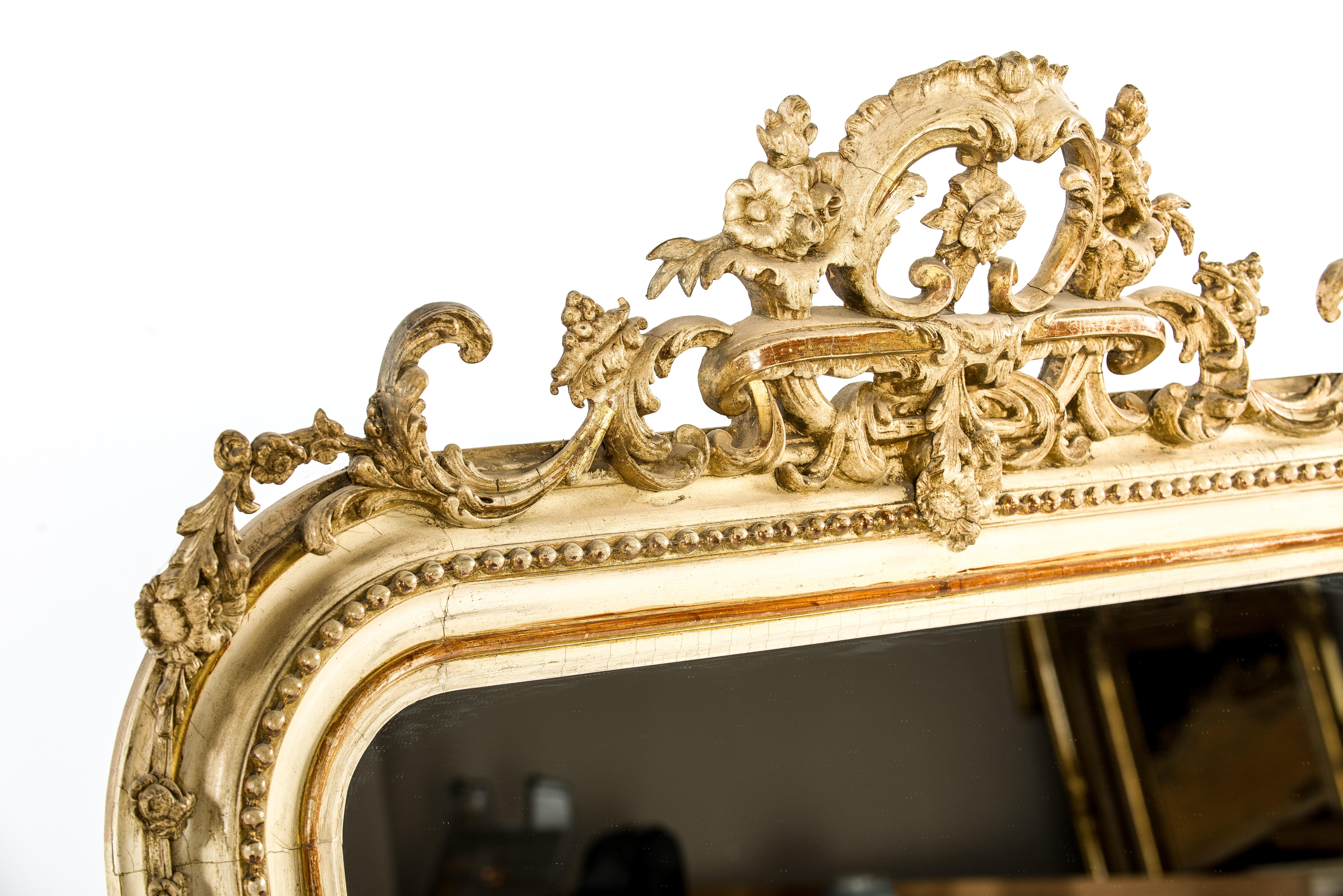 Français Antique miroir Louis Philippe français pâle du 19ème siècle avec crête ornée en vente