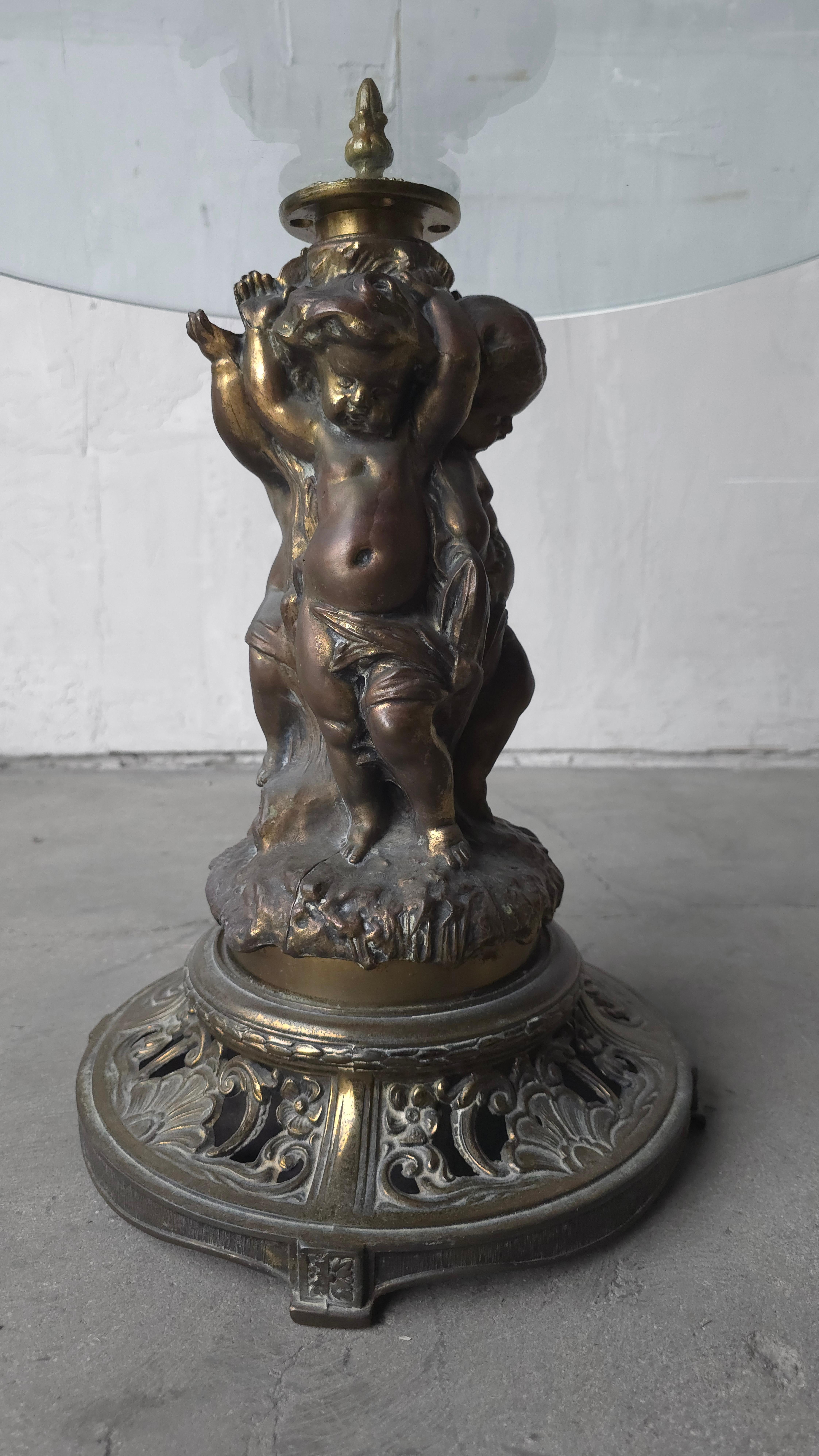 Antiker Putti-Beistelltisch aus patinierter Bronze und Glas aus dem 19. im Zustand „Gut“ im Angebot in Las Vegas, NV