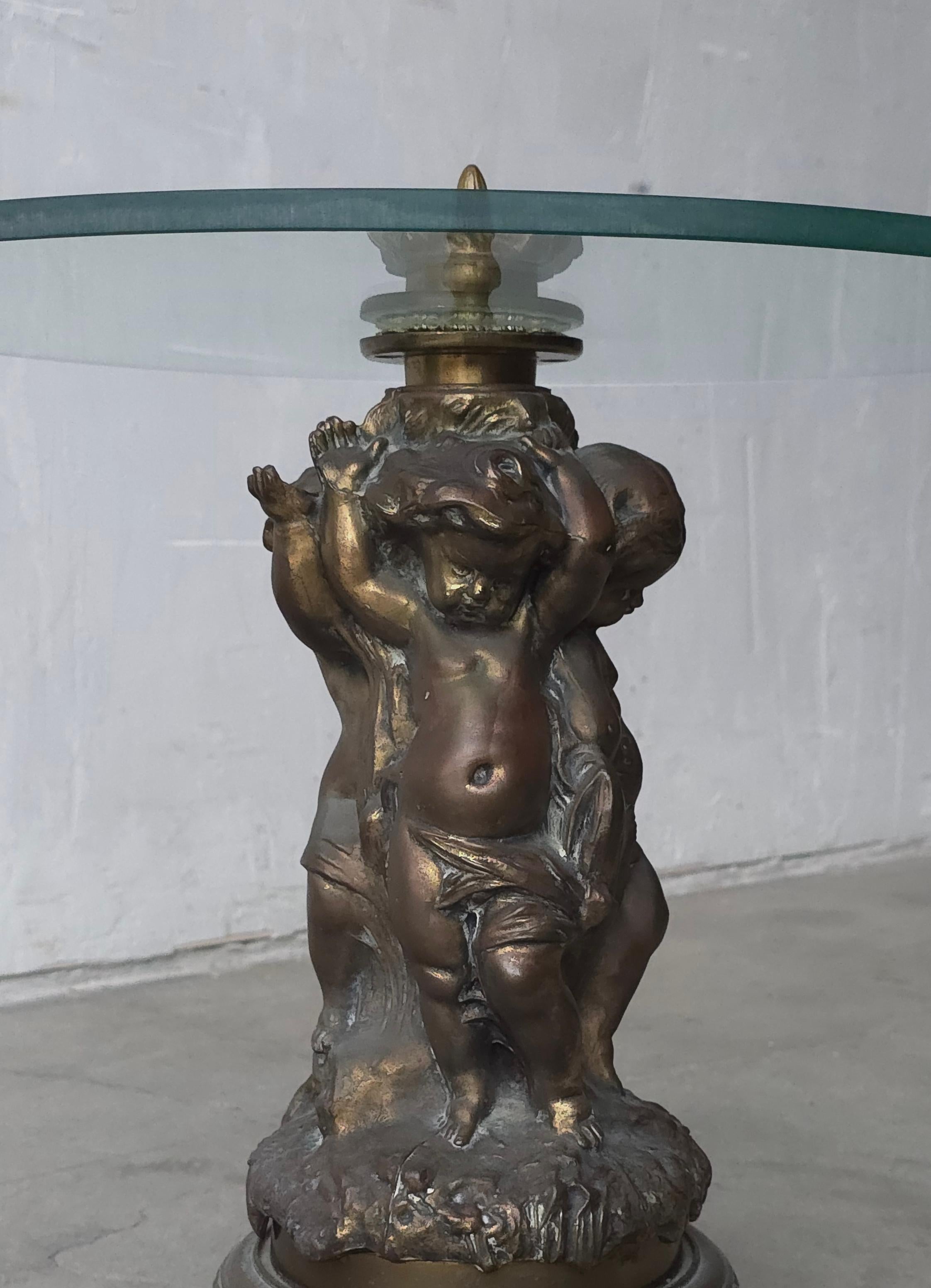 Antiker Putti-Beistelltisch aus patinierter Bronze und Glas aus dem 19. (20. Jahrhundert) im Angebot