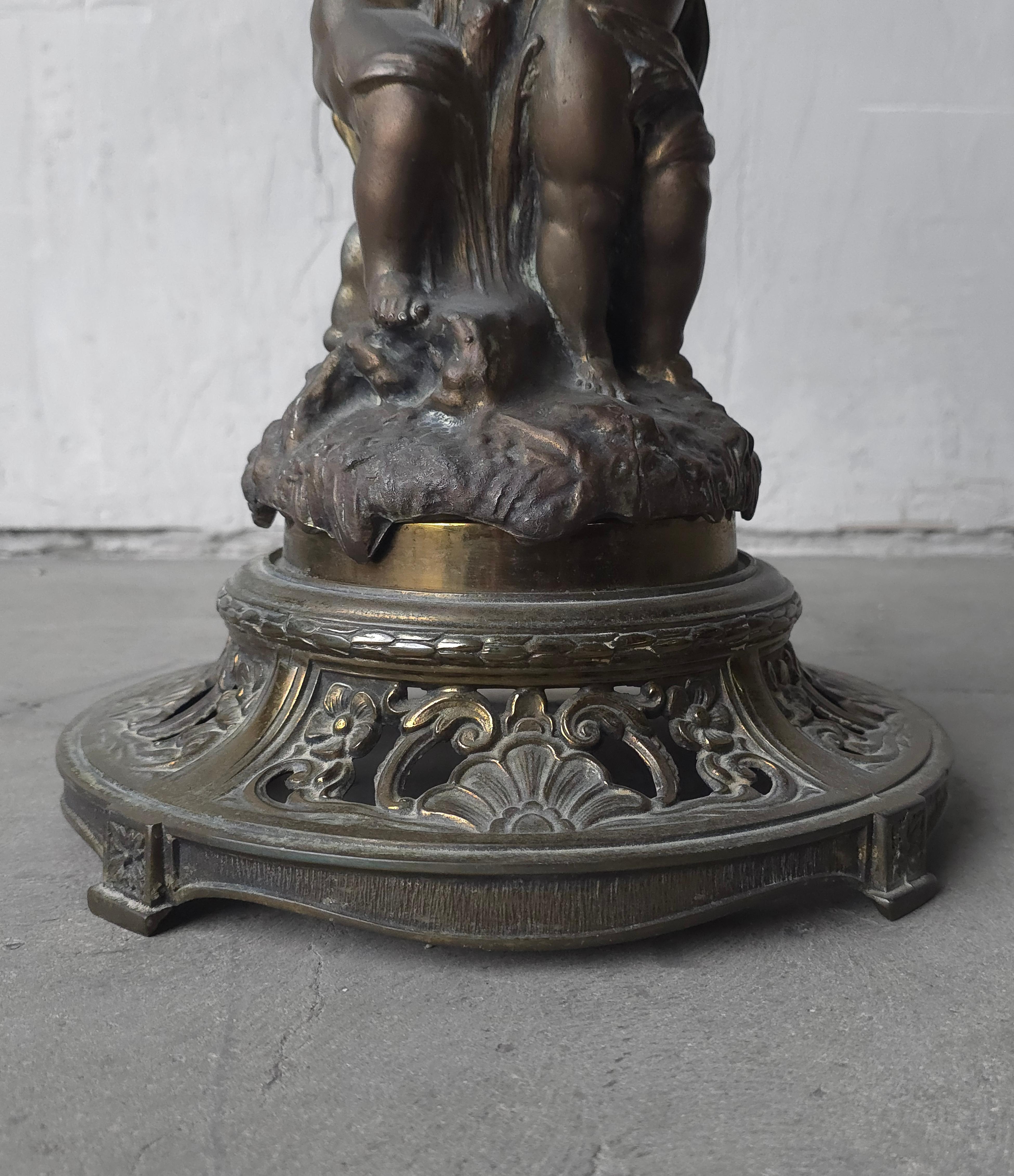 Antiker Putti-Beistelltisch aus patinierter Bronze und Glas aus dem 19. im Angebot 2
