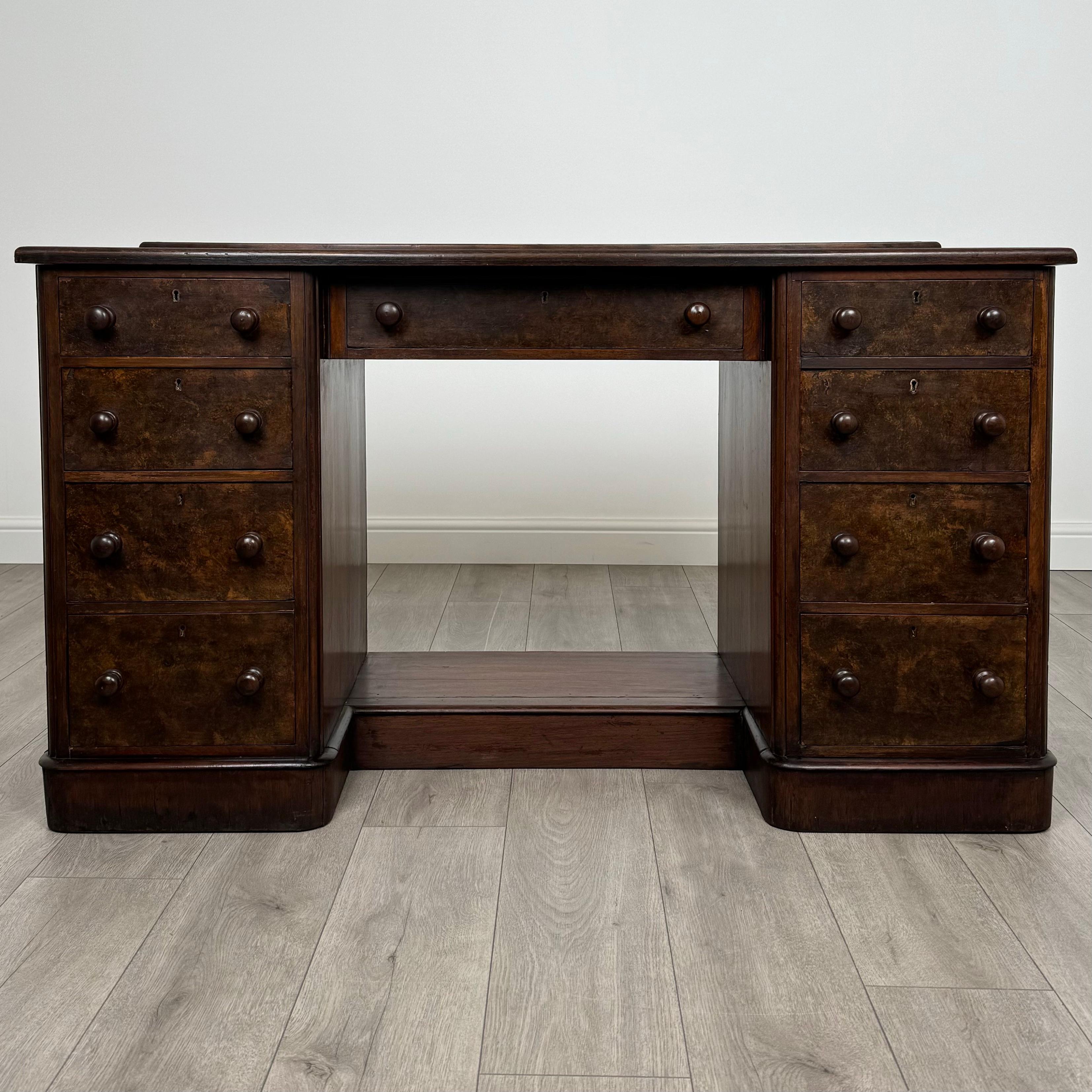 Questa antica scrivania con piedistallo del XIX secolo, realizzata in noce pregiato, è un pezzo di buona qualità dal design accattivante e altamente funzionale. Caratterizzata da un'elegante galleria sul retro della sezione superiore, offre