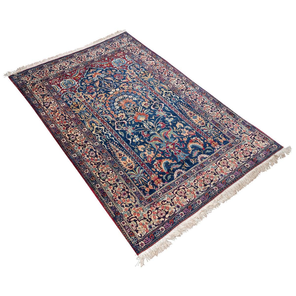 Antica coppia di tappeti persiani del XIX secolo fatti a mano di Tabriz. Questi tappeti sono estremamente rari da trovare in queste condizioni. Presentano un motivo vivace e colorato con frange aggiunte di recente su entrambi i lati. I tappeti