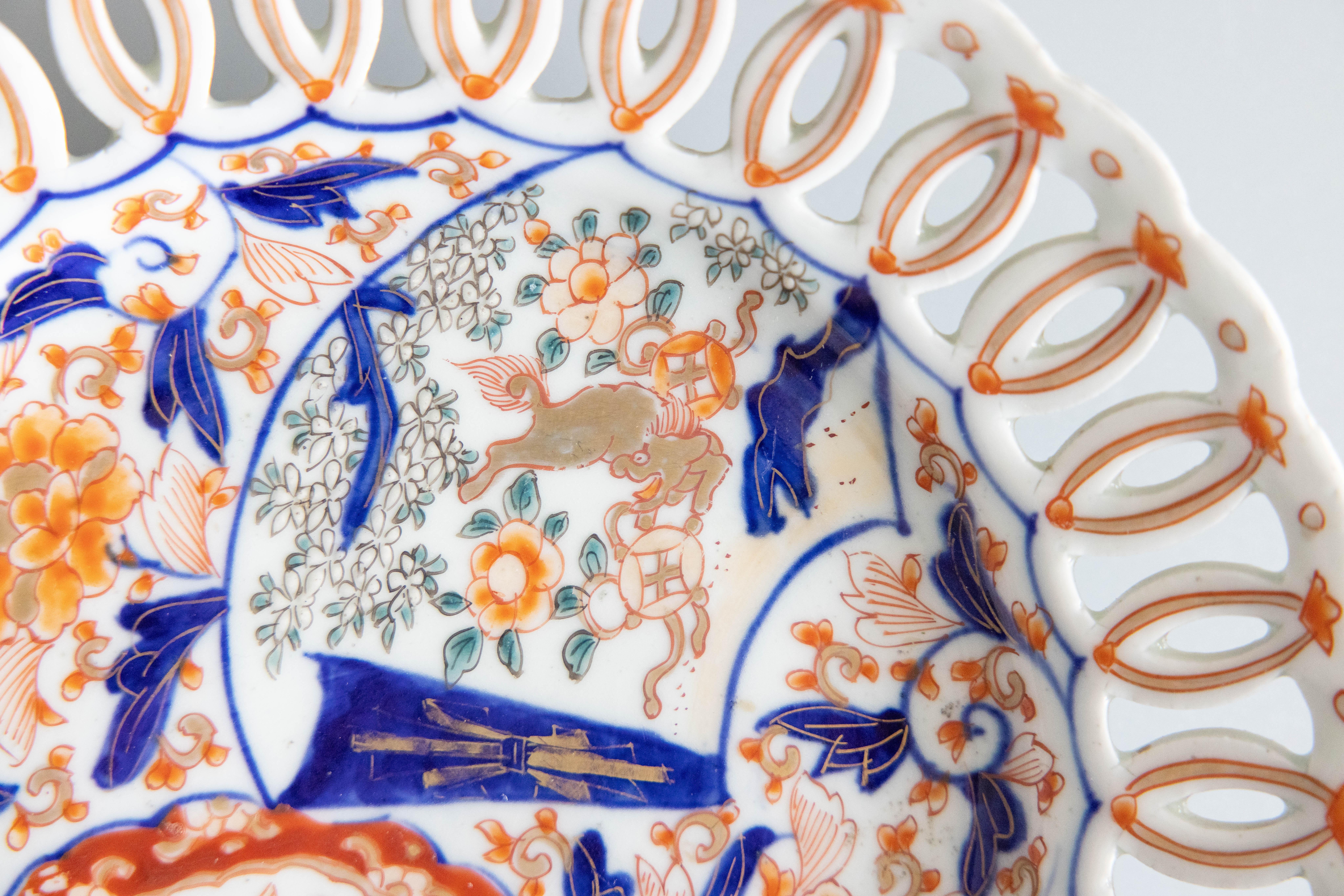 Cuit Ancienne assiette japonaise Imari percée du 19e siècle en vente
