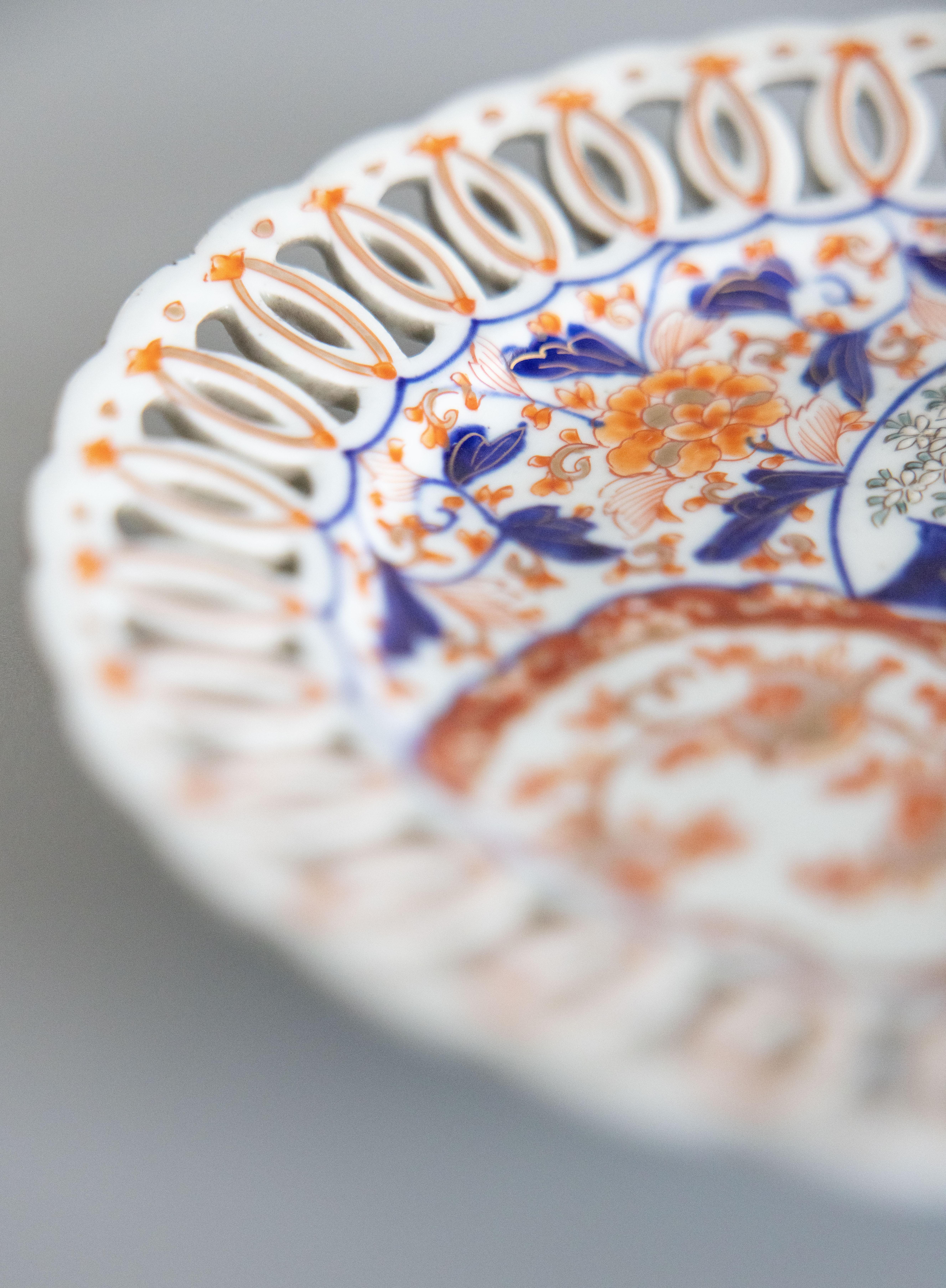 Ancienne assiette japonaise Imari percée du 19e siècle Bon état - En vente à Pearland, TX