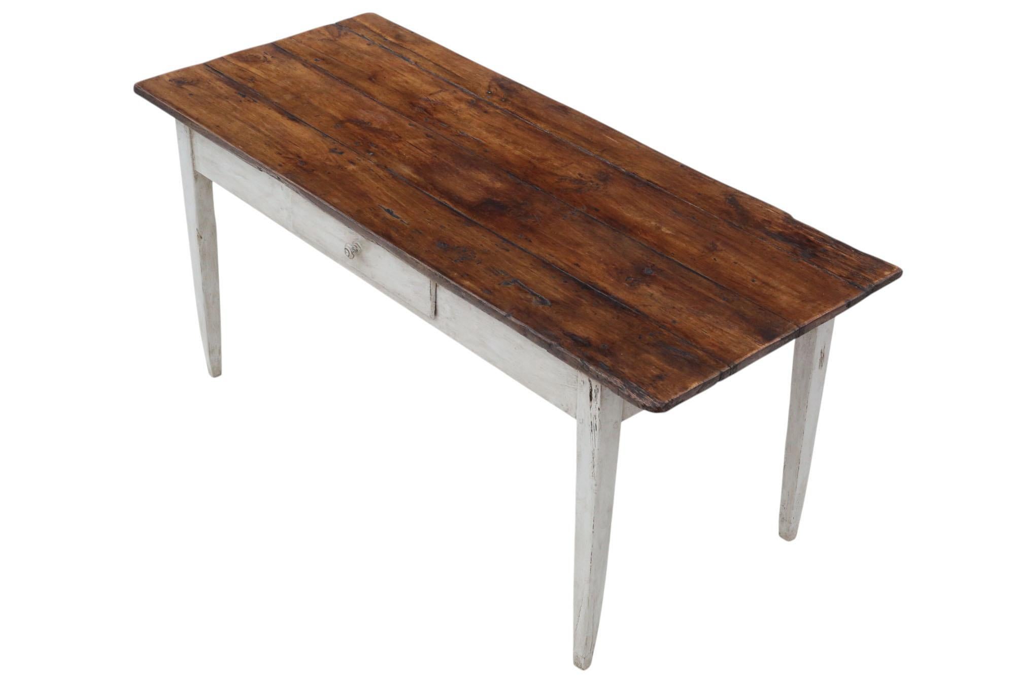 Antigua Mesa de Cocina de Comedor de Pino del Siglo XIX con Cajón - Fina Calidad
Número de inventario: 8792

Esta mesa de comedor/cocina de pino del siglo XIX es un raro hallazgo decorativo con una edad, un color y una pátina preciosos. Su cajón