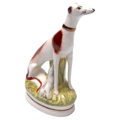 Figure d'un chien du Staffordshire en porcelaine anglaise ancienne du 19ème siècle 