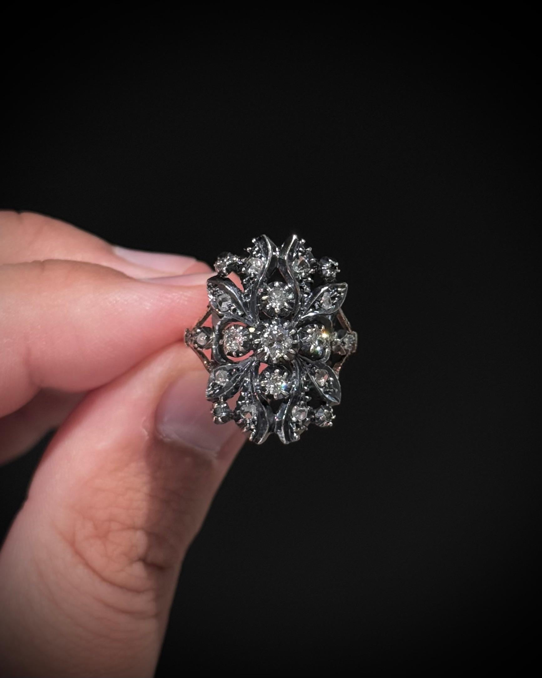 Portugiesischer Blumenring mit Diamanten aus Silber und Gold des 19. Jahrhunderts, Lissabonner Punzen und Herstellermarke. Ein poetisches Schmuckstück aus dem Portugal des 19. Jahrhunderts: Dieser florale Ring in Form einer Navette ist meisterhaft