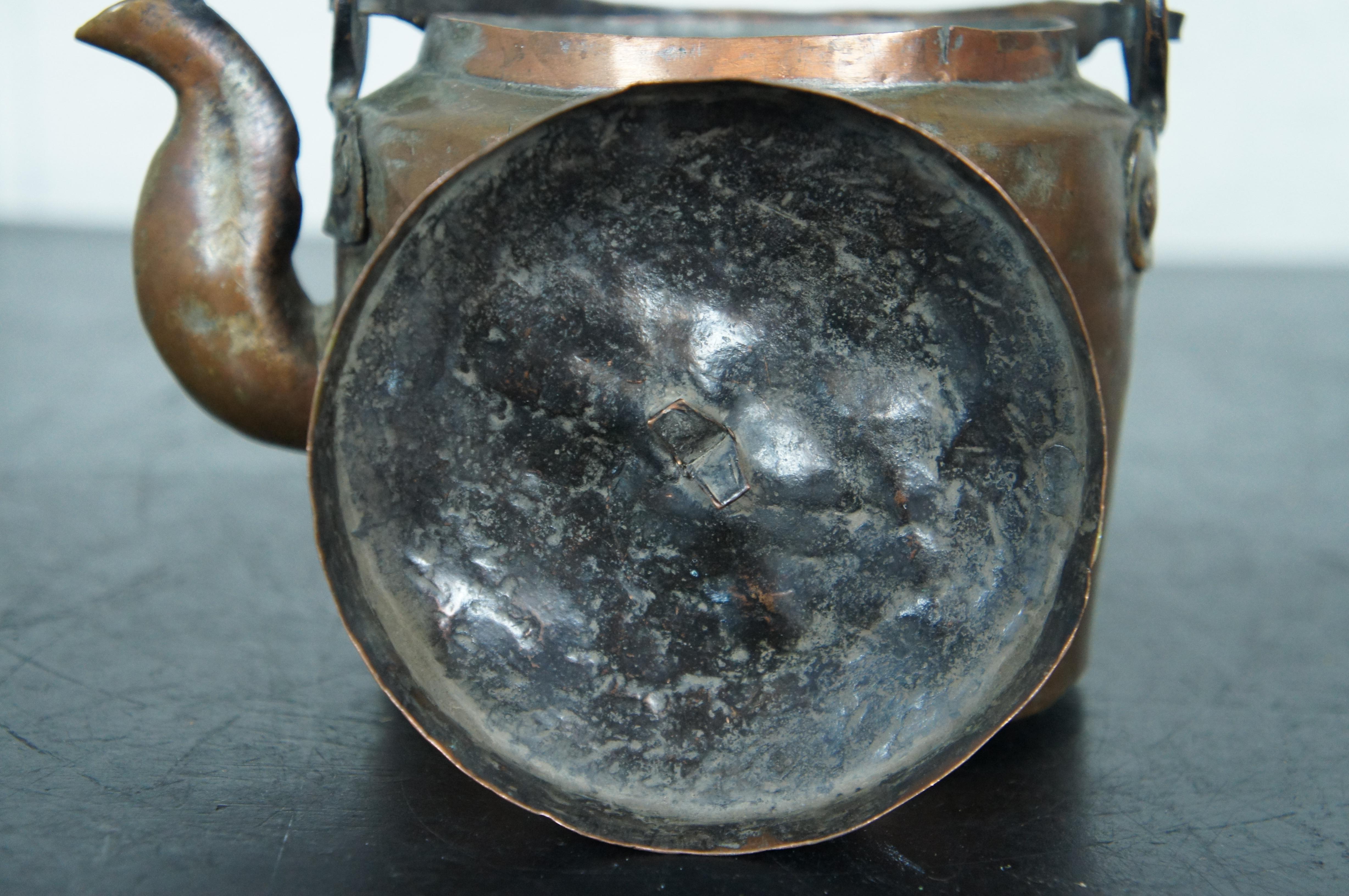 Antiker primitiver gehämmerter Kupfer-Teekanne/Couchtisch aus dem 19. Jahrhundert im Angebot 6