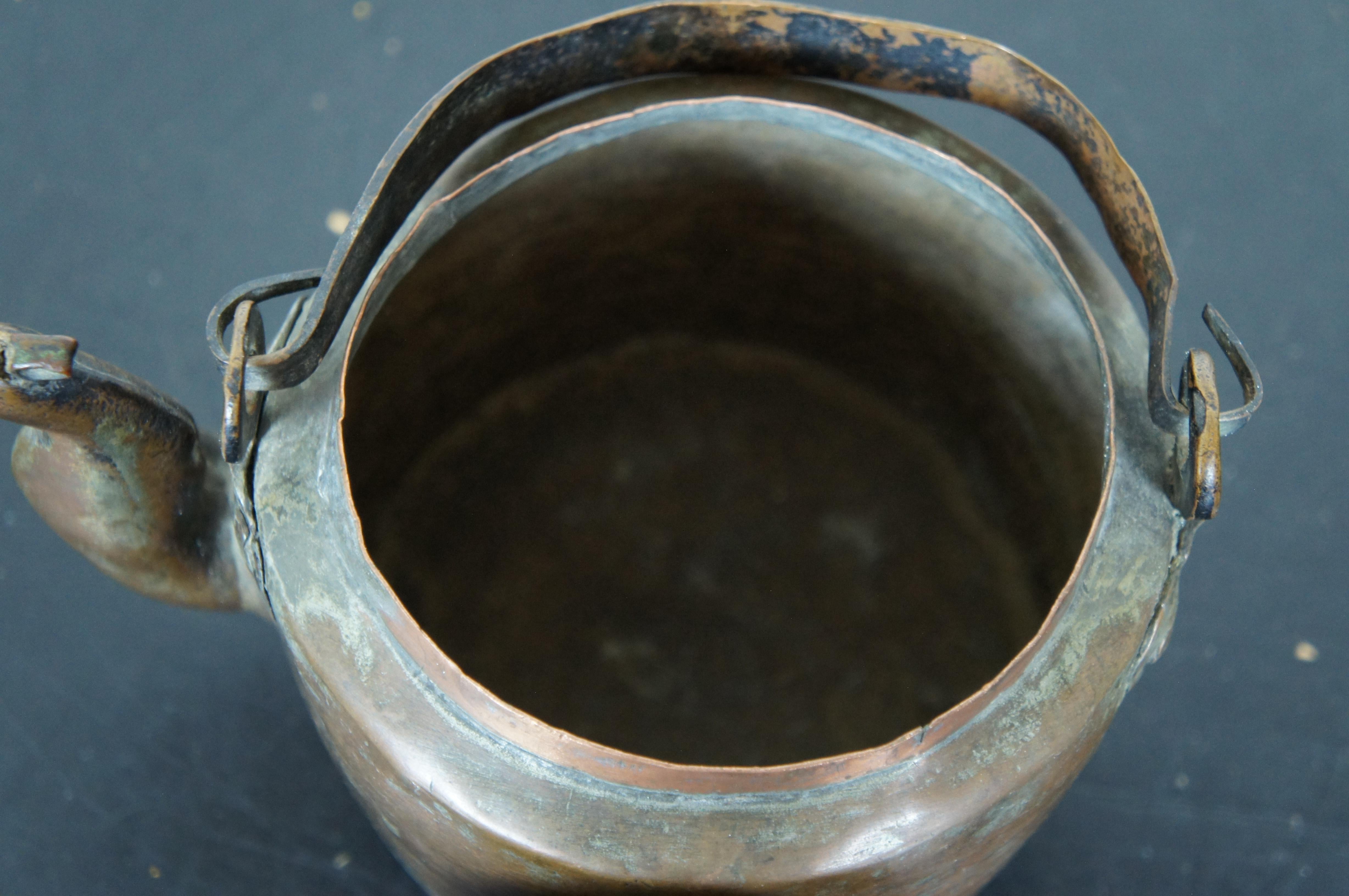 Antiker primitiver gehämmerter Kupfer-Teekanne/Couchtisch aus dem 19. Jahrhundert im Angebot 7