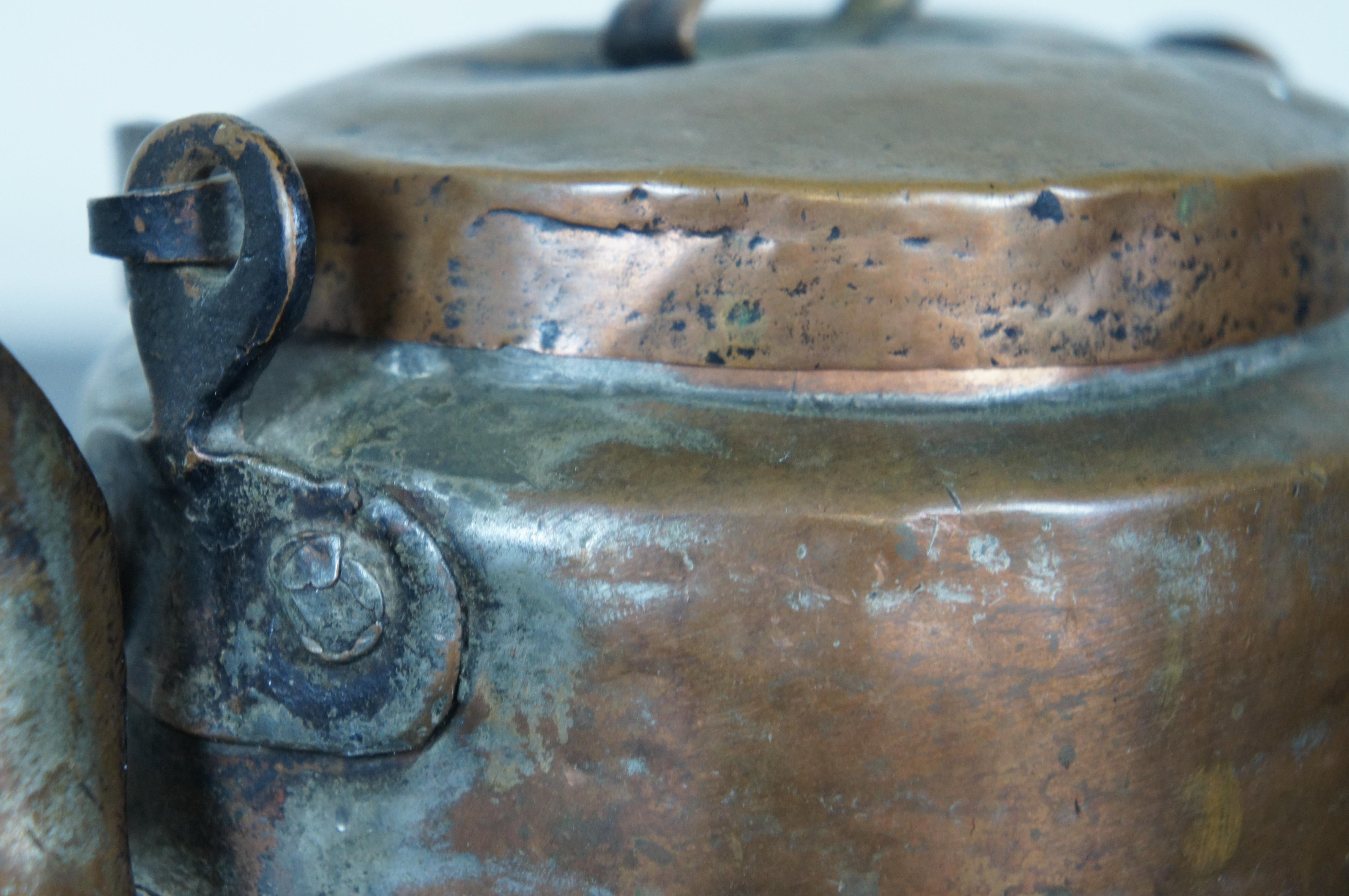 Antiker primitiver gehämmerter Kupfer-Teekanne/Couchtisch aus dem 19. Jahrhundert im Angebot 8