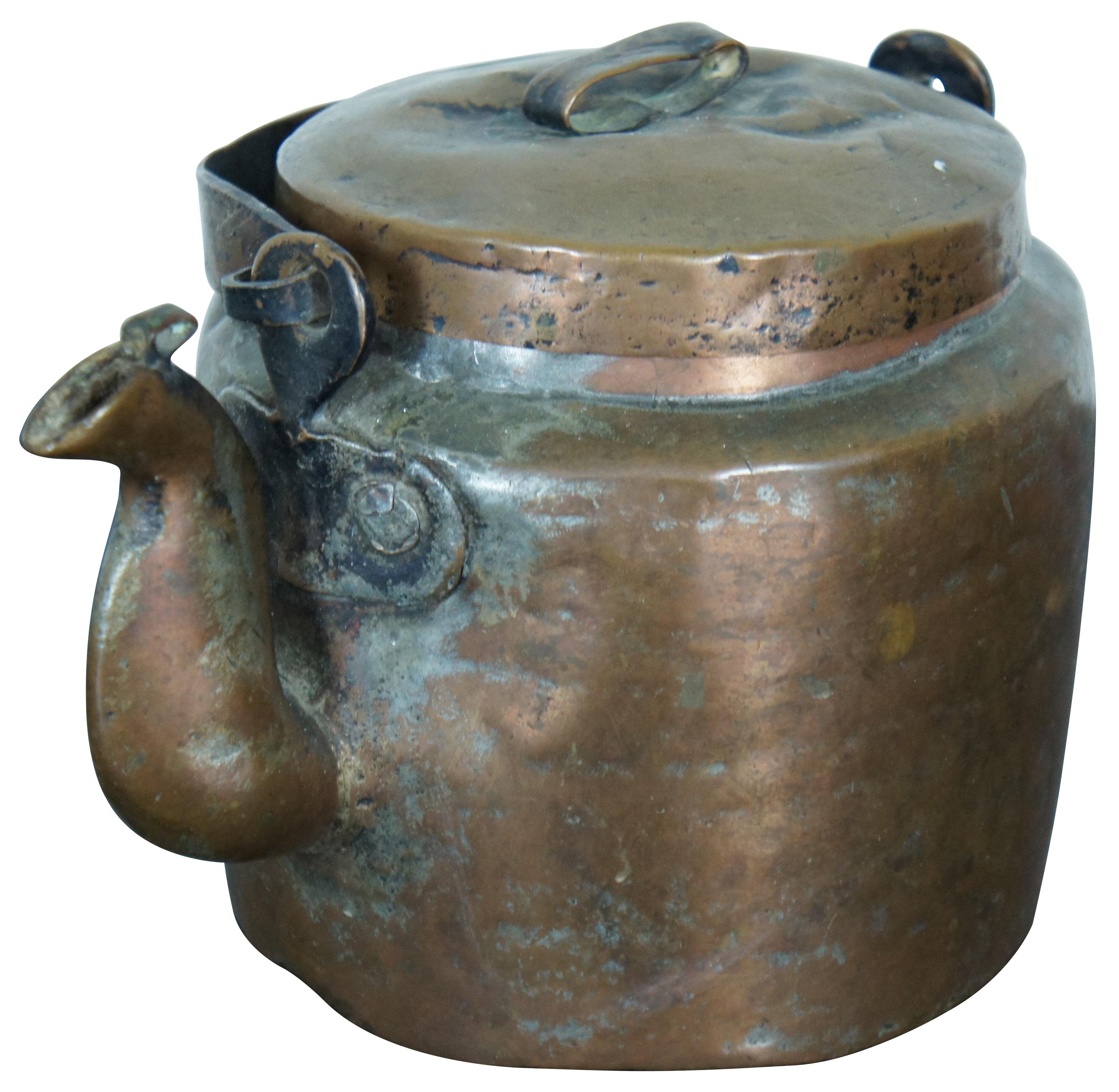 Antiker primitiver gehämmerter Kupfer-Teekanne/Couchtisch aus dem 19. Jahrhundert (Primitiv) im Angebot