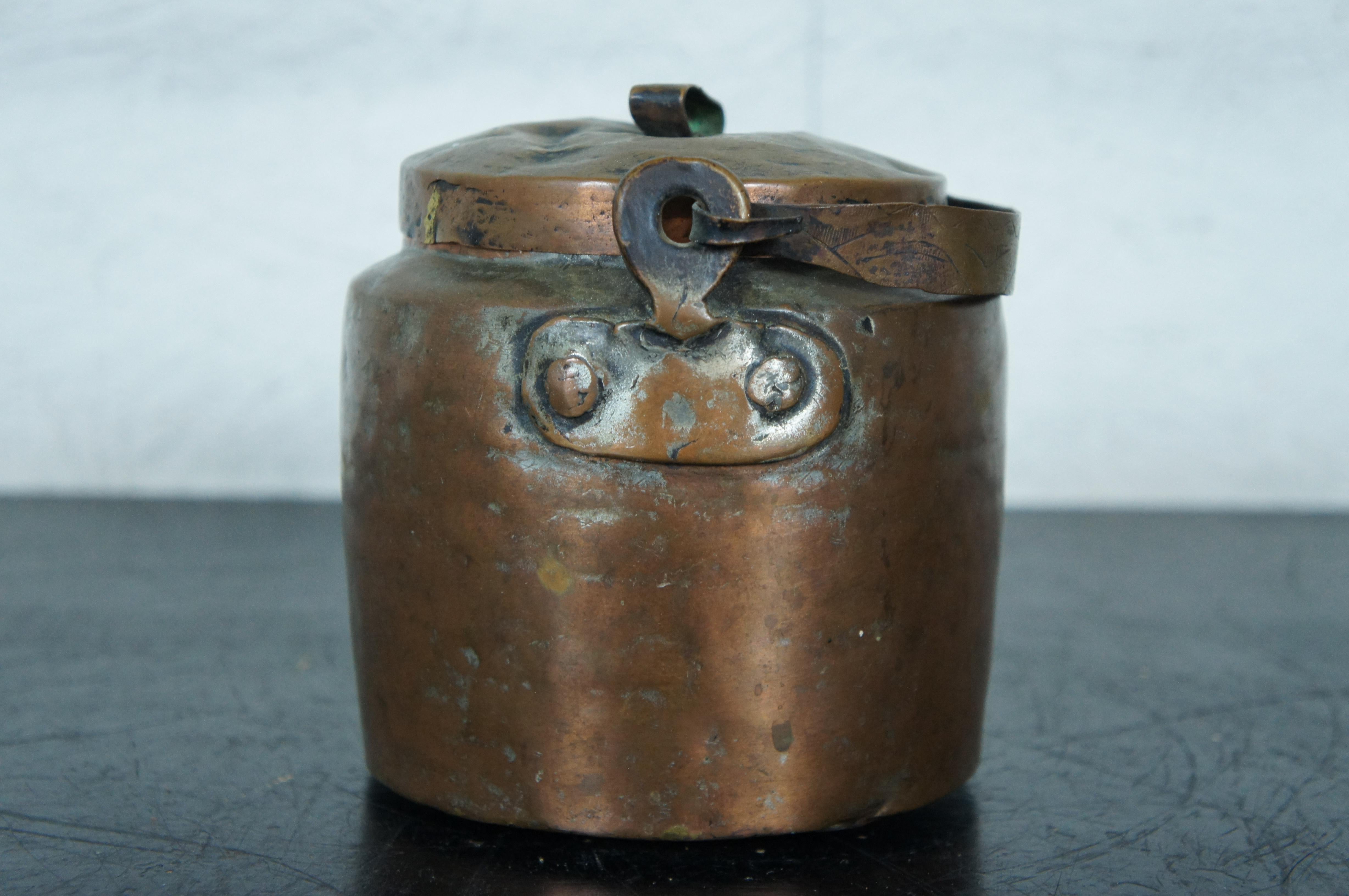 Antiker primitiver gehämmerter Kupfer-Teekanne/Couchtisch aus dem 19. Jahrhundert im Zustand „Gut“ im Angebot in Dayton, OH