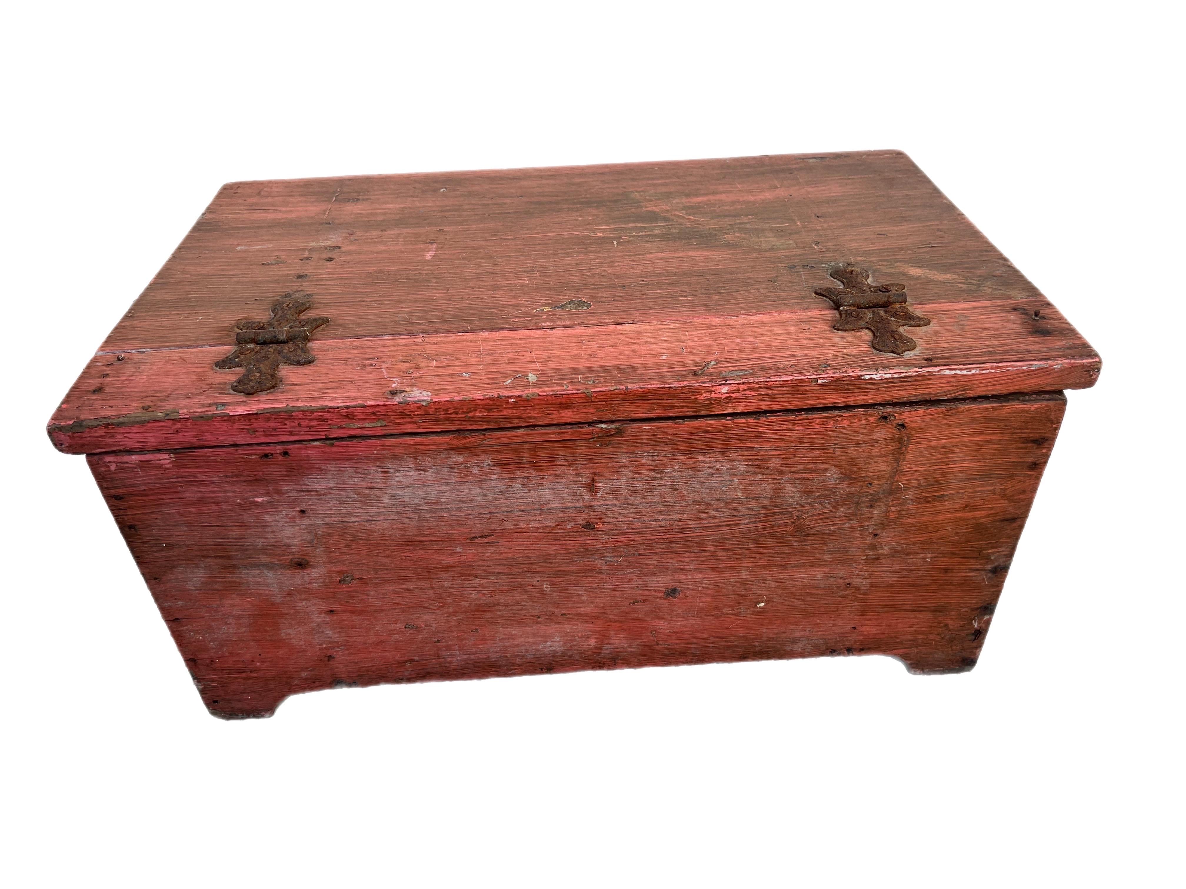 Antike 19. Jahrhundert Primitive Painted Pine Petite Chest Storage Trunk im Angebot 2